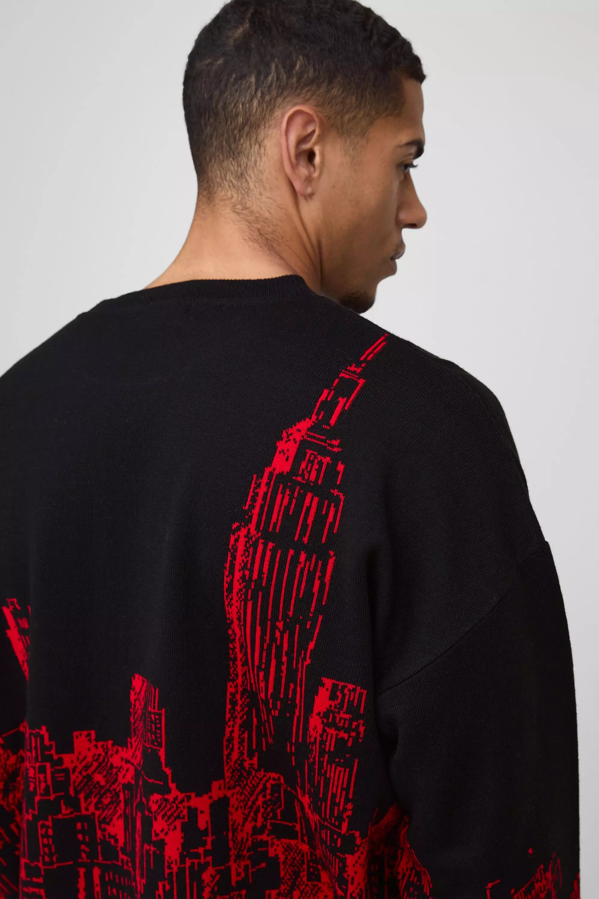 Kastiger Strickpullover mit City Jacquard Print, Black alternatives Bild