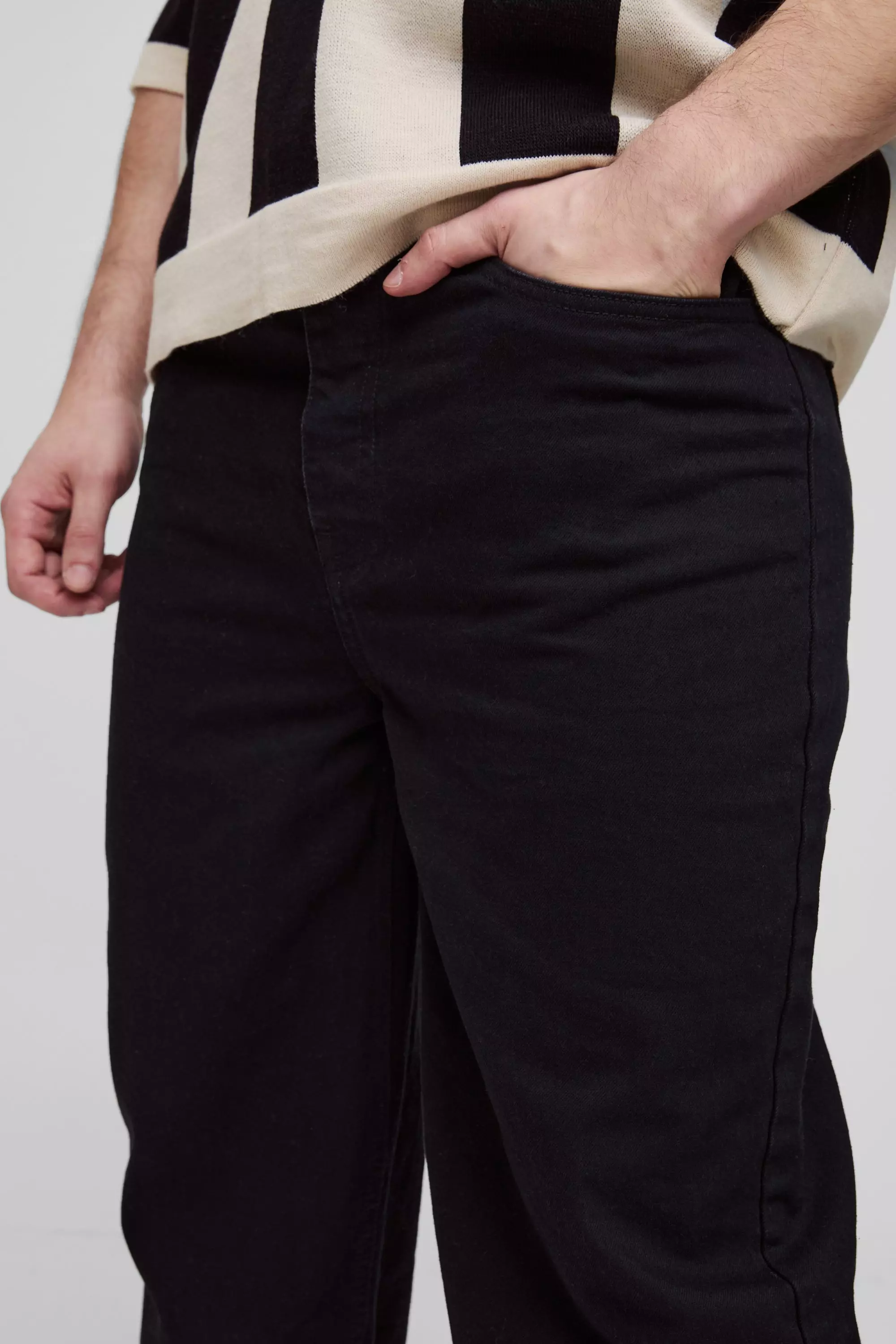Tall lockere Jeans mit Bundfalten, True black alternatives Bild