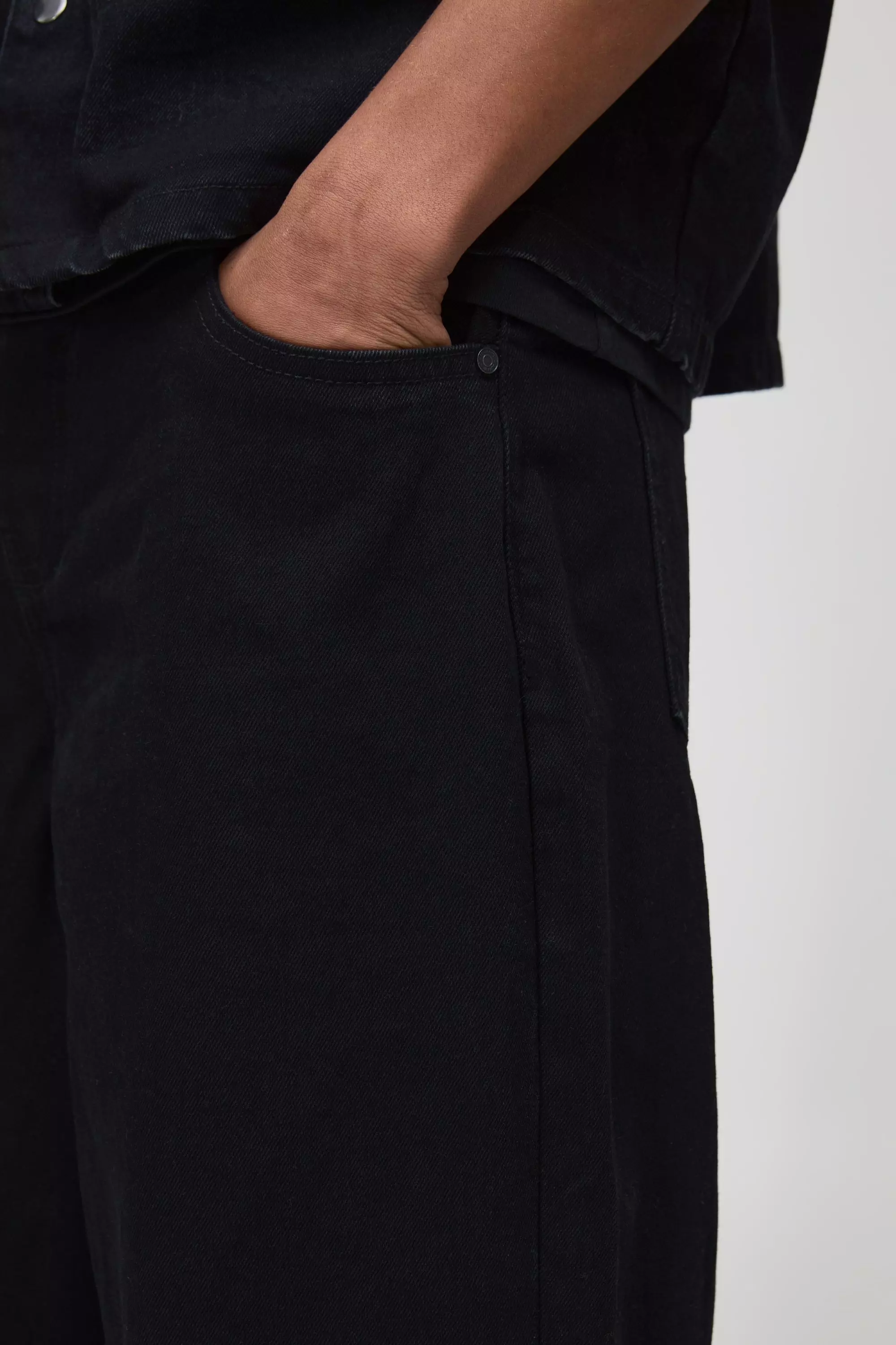 Relaxed Barrel Fit Rigid Black Washed Jeans alternative image