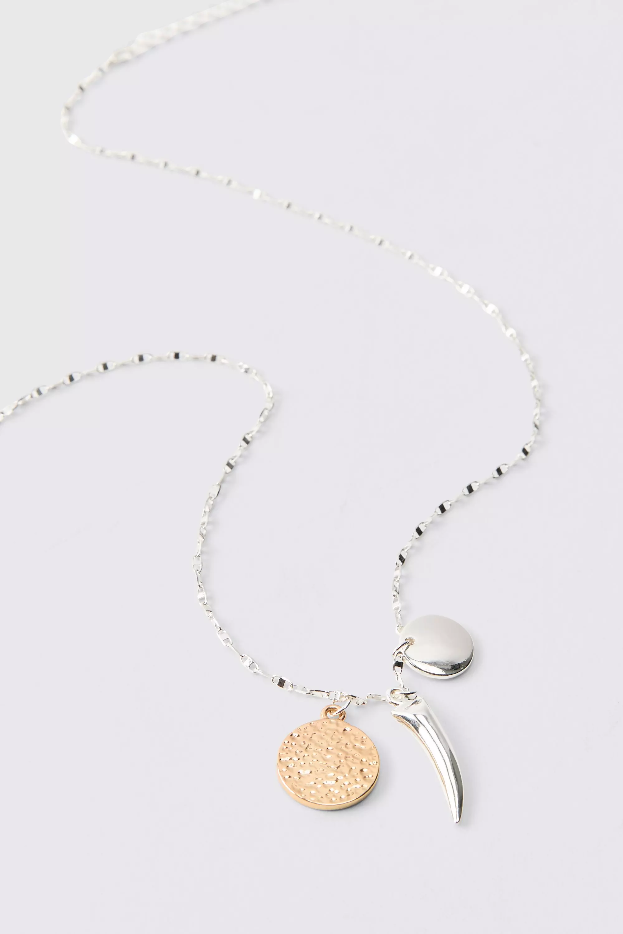 Silberne Kette mit Anhängern, Silver alternatives Bild
