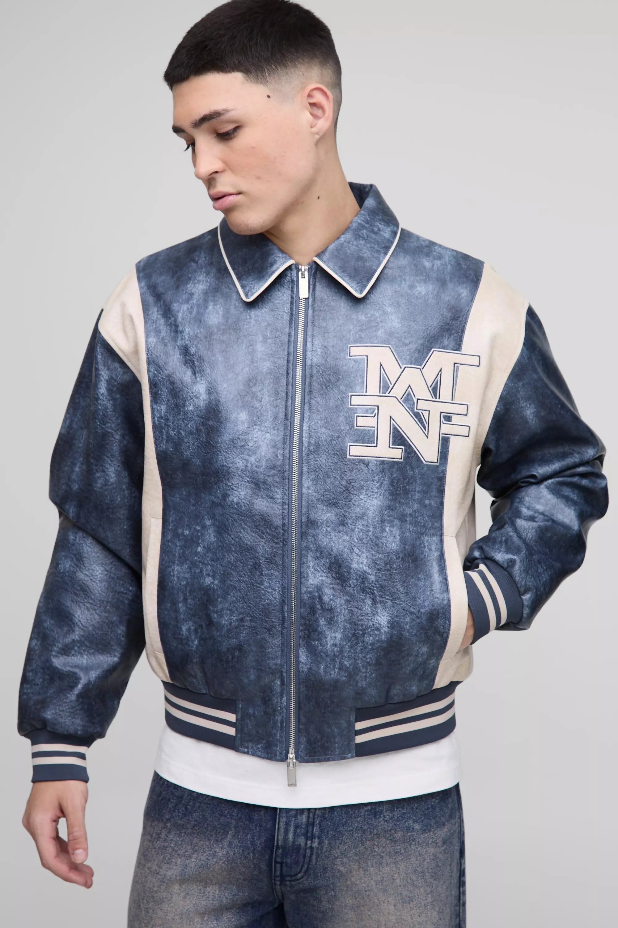 Blue Gekreukelde Boxy Man PU Varsity Jacket Met Badge alternatieve afbeelding