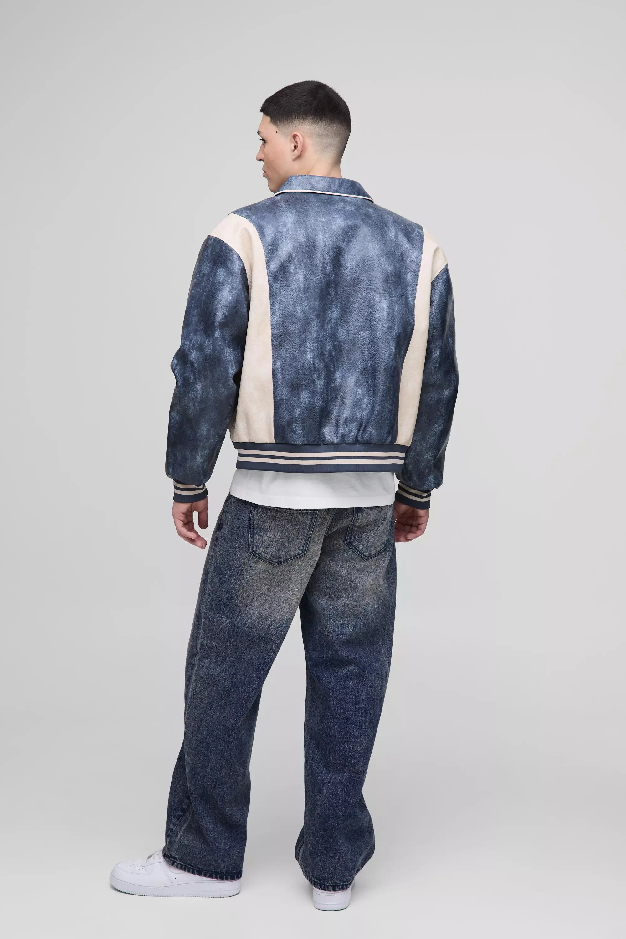 Blue Gekreukelde Boxy Man PU Varsity Jacket Met Badge alternatieve afbeelding