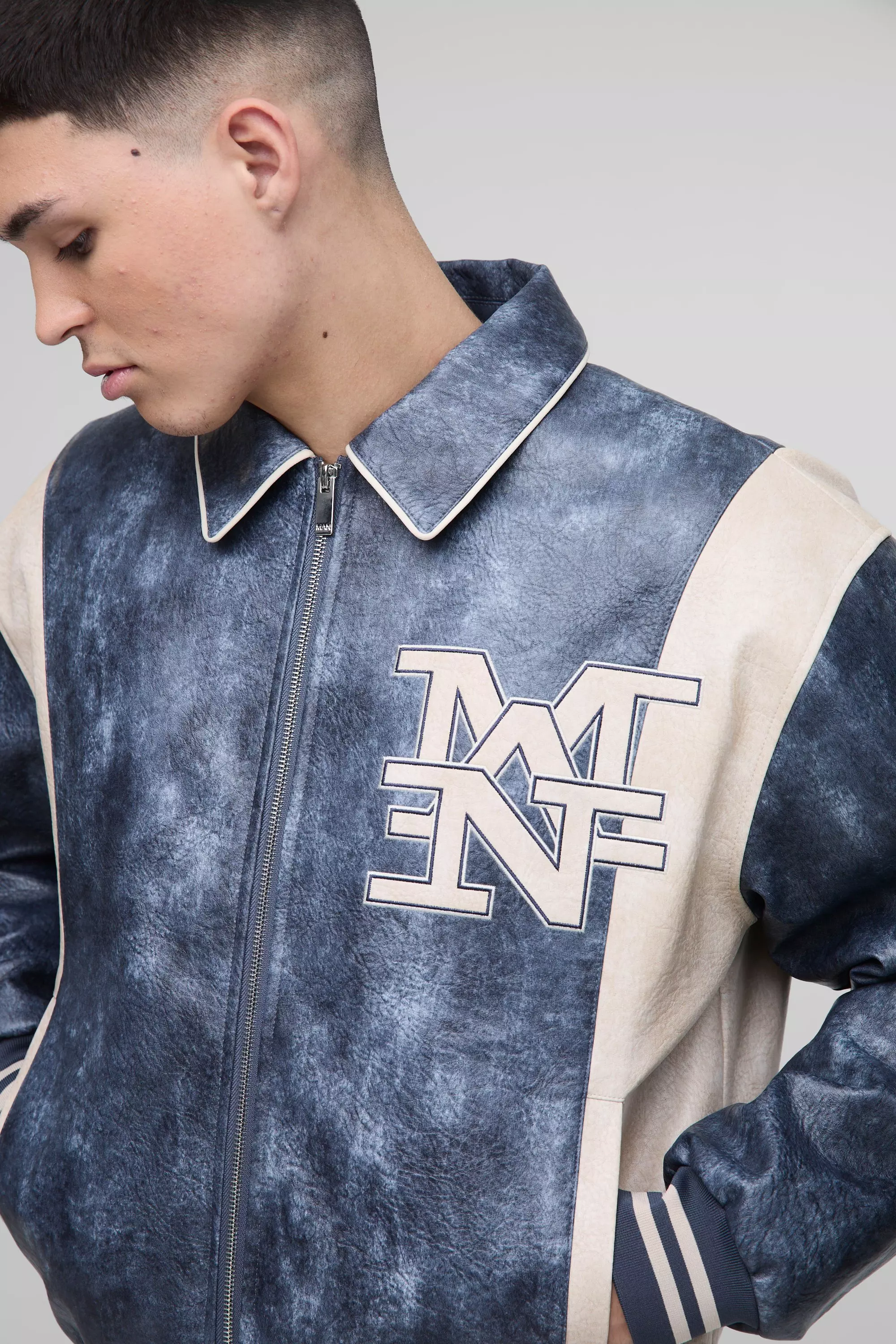Blue Gekreukelde Boxy Man PU Varsity Jacket Met Badge alternatieve afbeelding