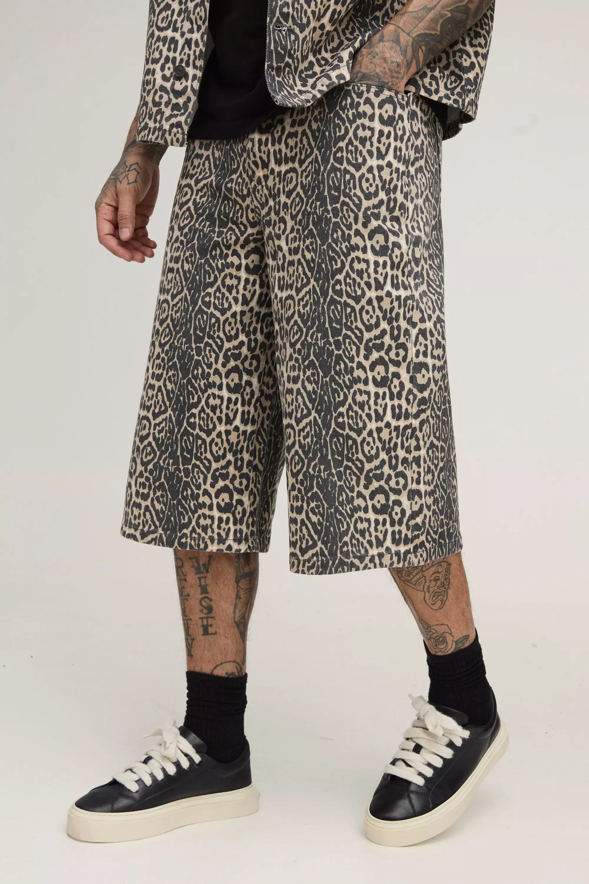Tall Jorts mit Leopardenprint, Tan alternatives Bild