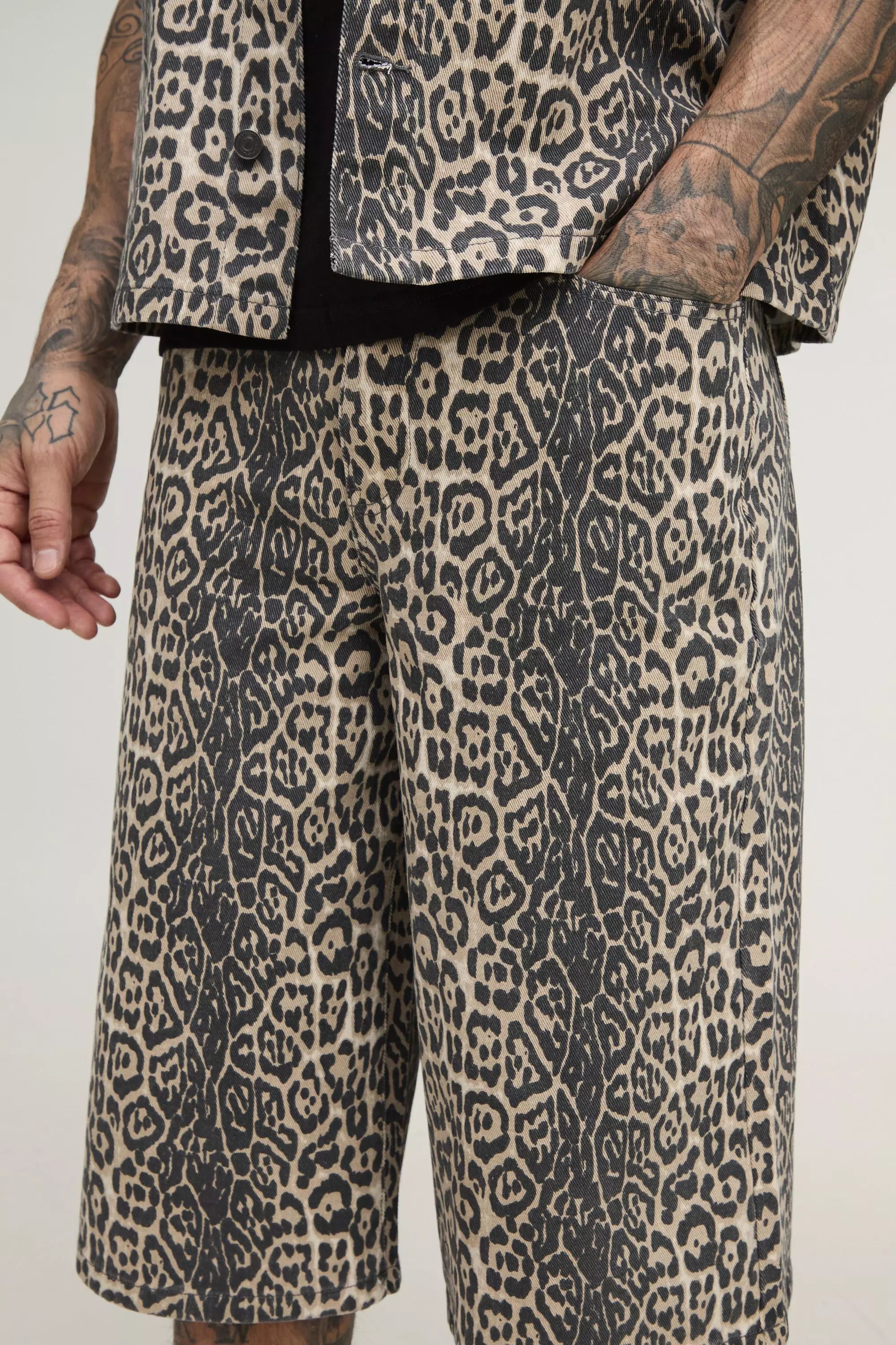 Tall Jorts mit Leopardenprint, Tan alternatives Bild
