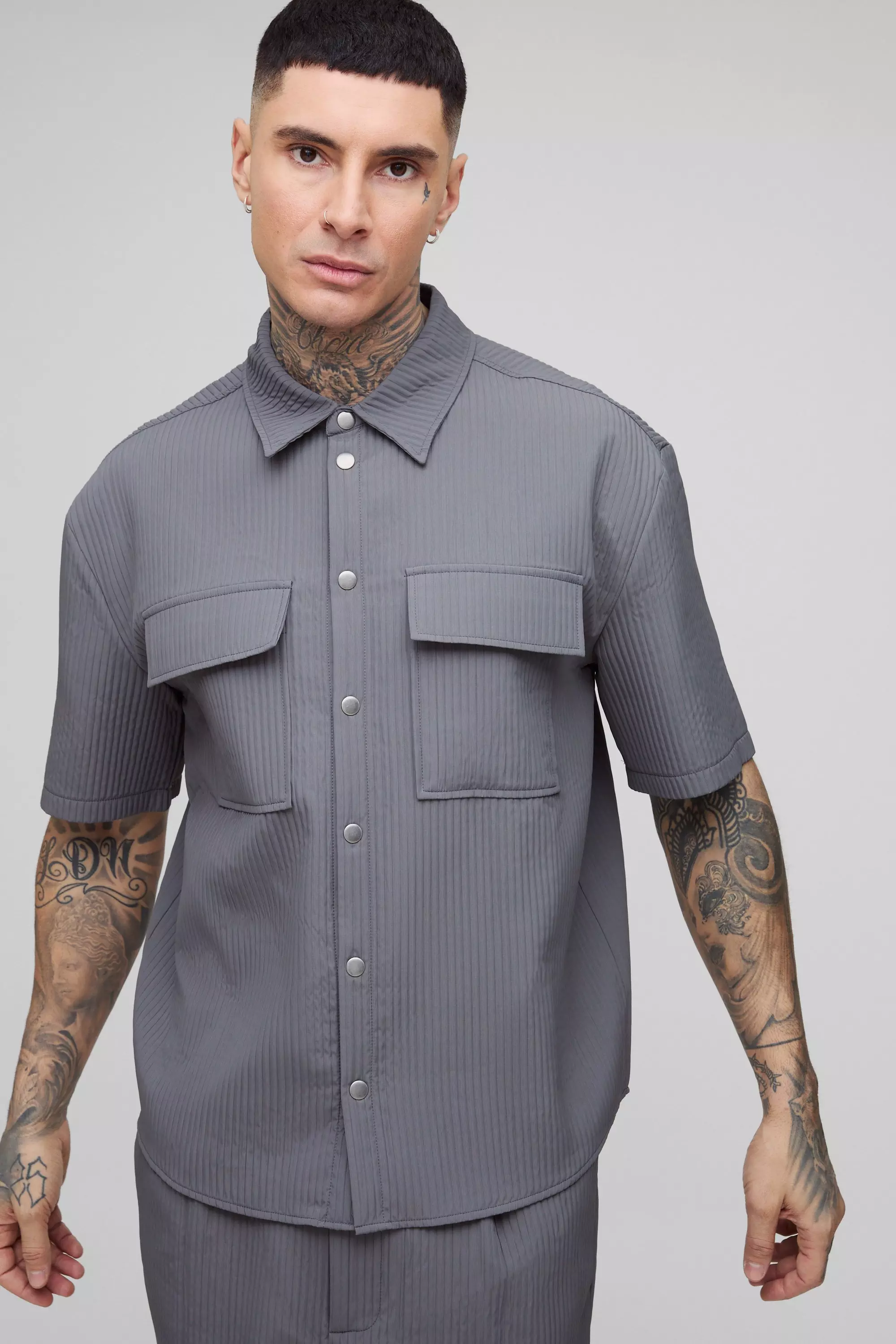 Camicia Tecnica Tall A Maniche Corte Con Pieghe, Charcoal immagine alternativa