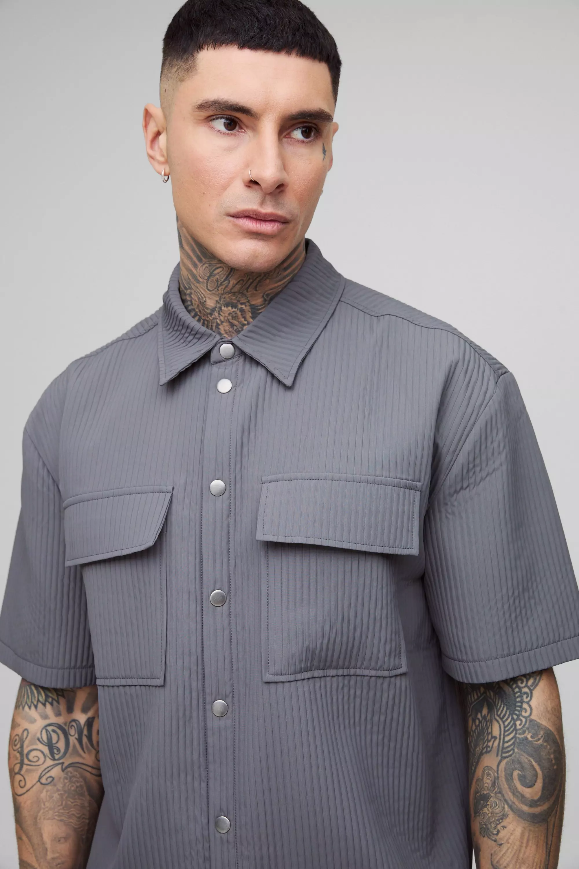 Camicia Tecnica Tall A Maniche Corte Con Pieghe, Charcoal immagine alternativa