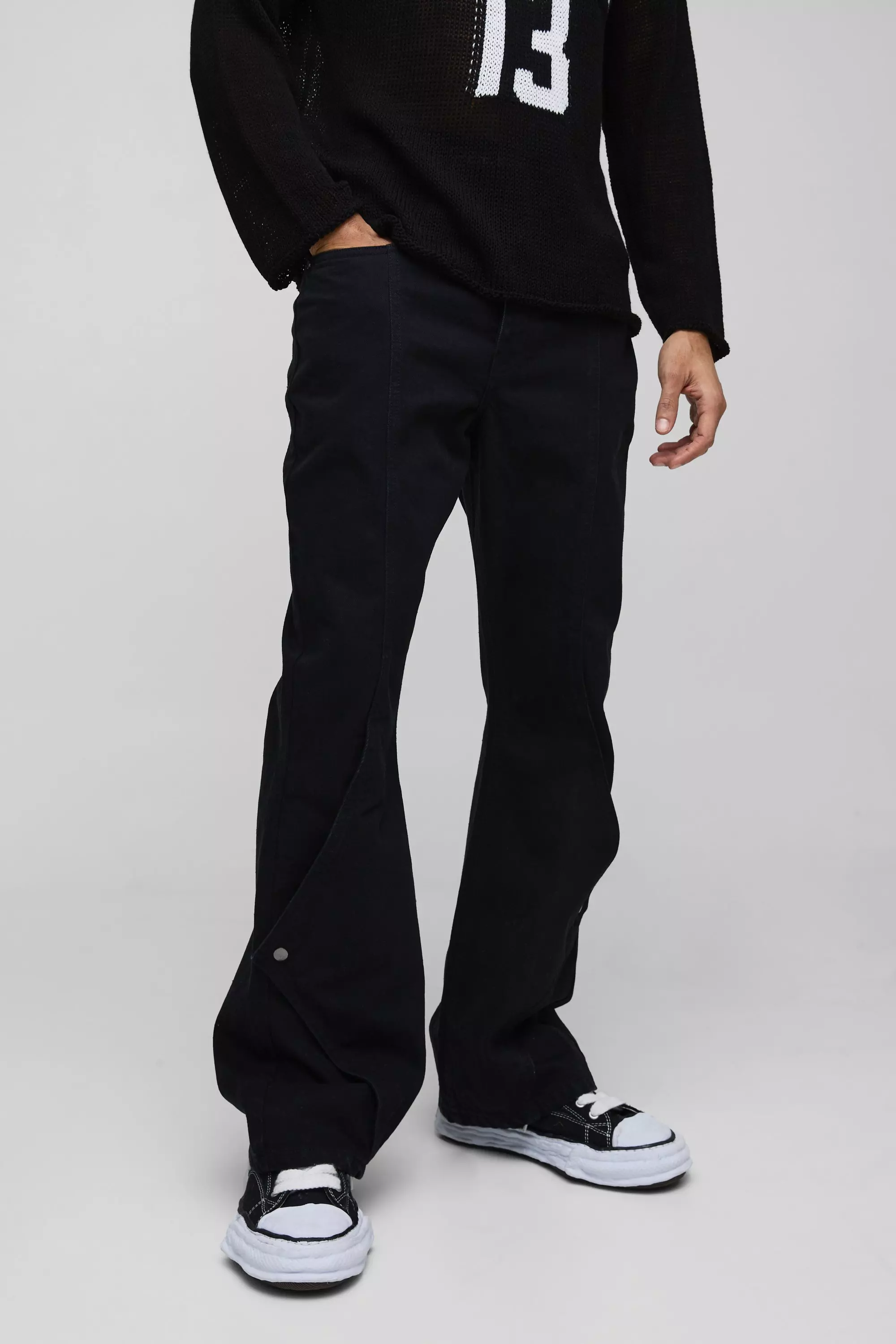 Lockere Bootcut Schlagjeans mit Druckknöpfen, True black alternatives Bild
