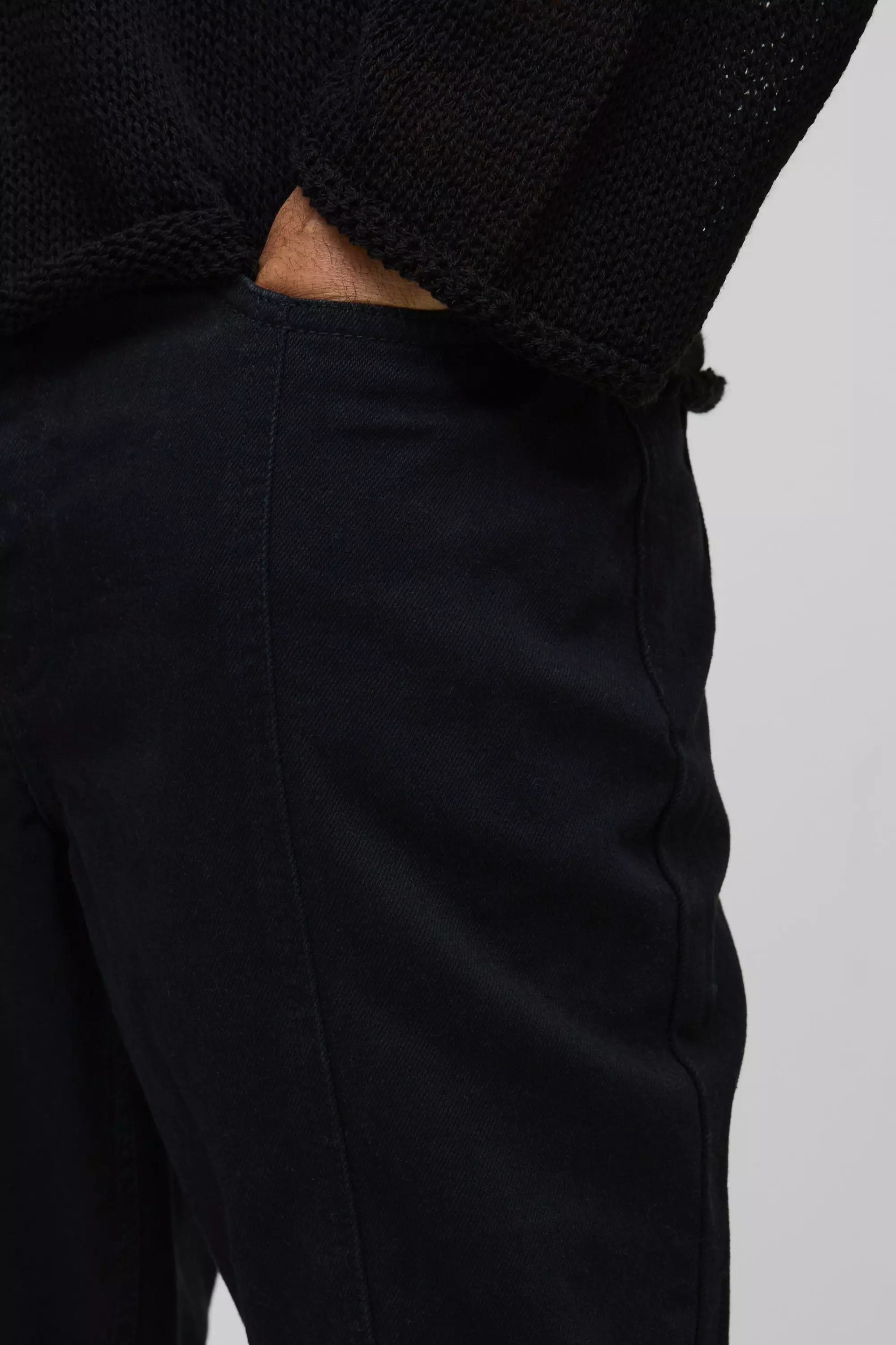 Lockere Bootcut Schlagjeans mit Druckknöpfen, True black alternatives Bild