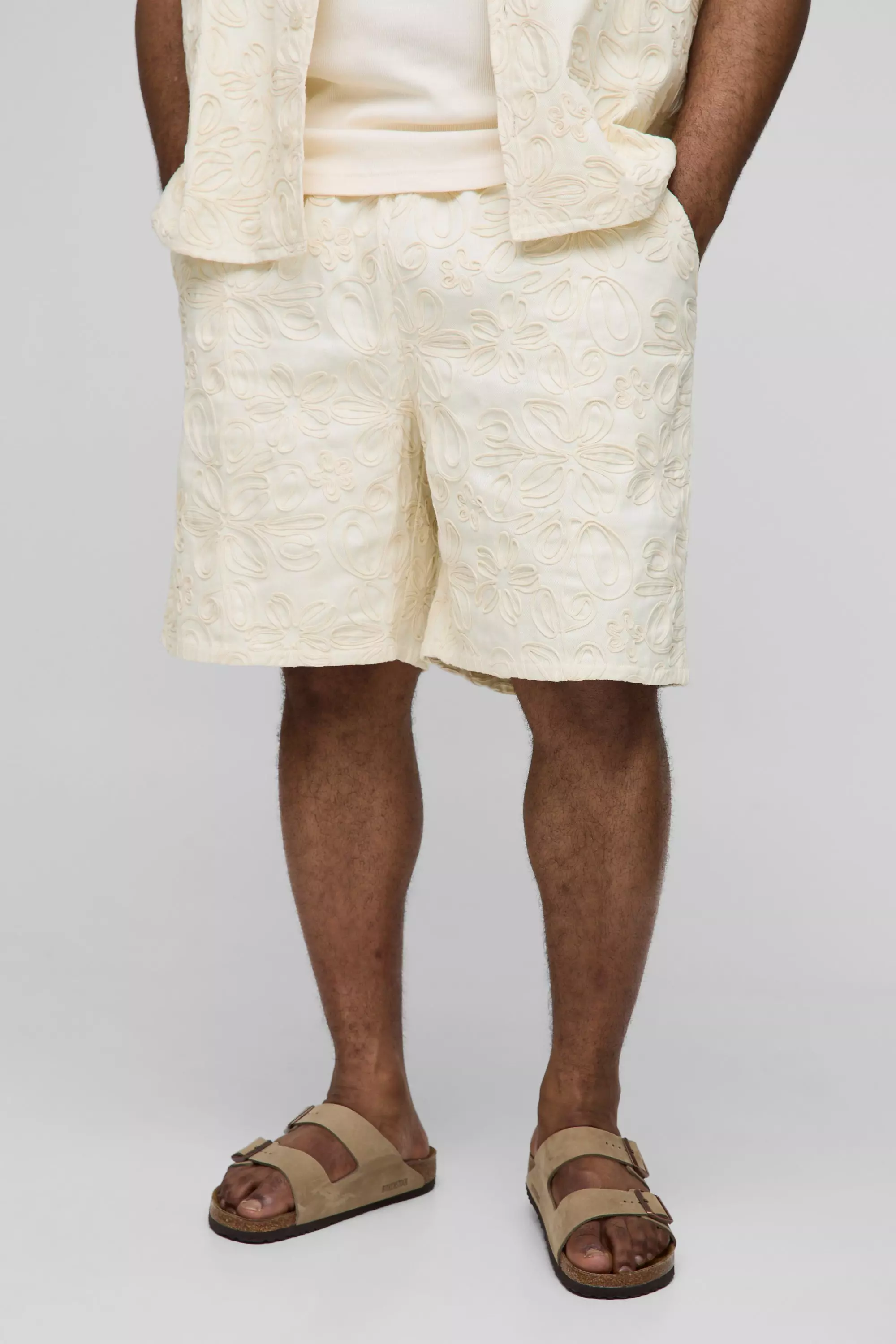 Stone Plus Applique Twill Relaxed Fit Drawcord Shorts alternative image