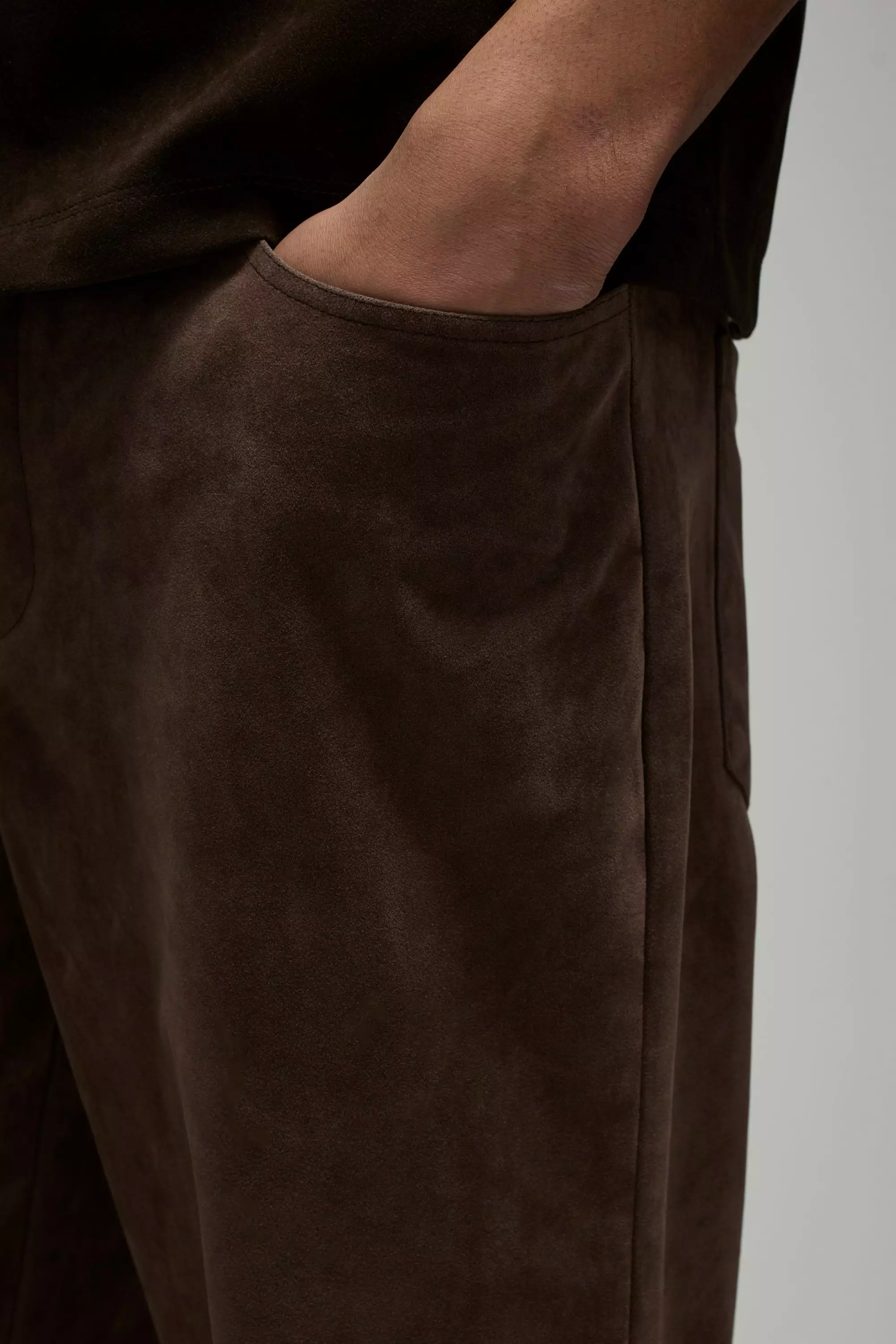Chocolate Dikke Suède Broek Met Rechte Pijpen En Taille alternatieve afbeelding