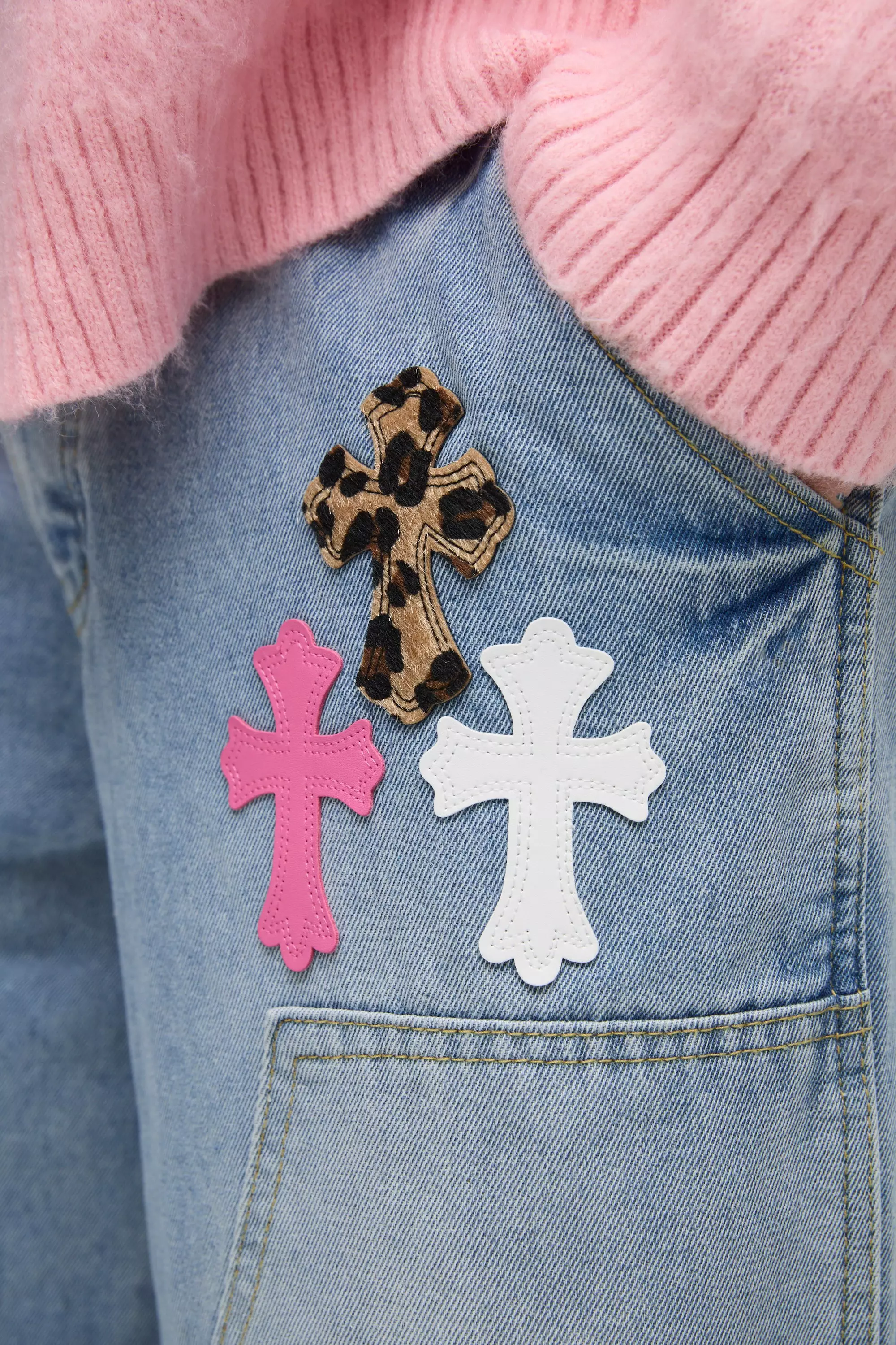 Lockere Jeans mit Kreuz-Applikation, Mid blue alternatives Bild