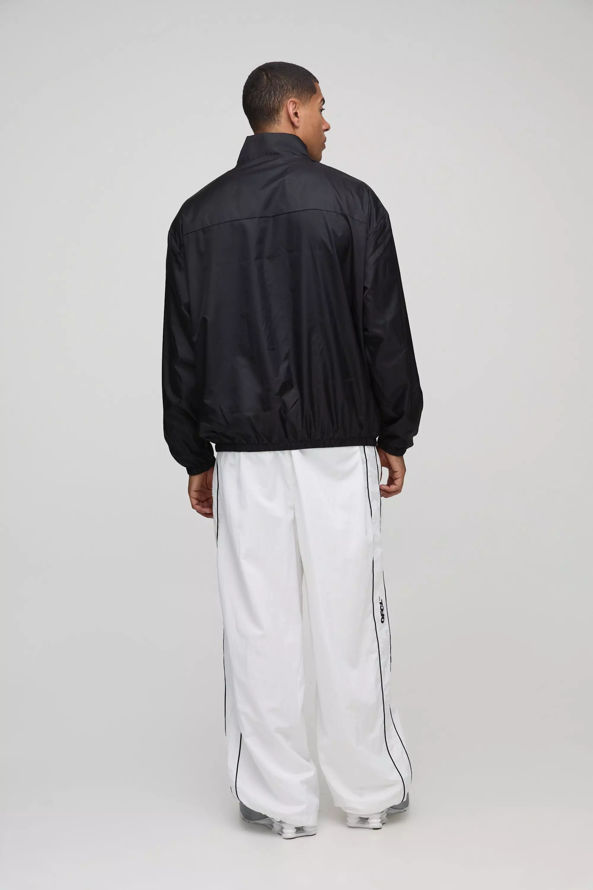 Glänzende Oversize Jacke mit Trichterkragen, Black alternatives Bild