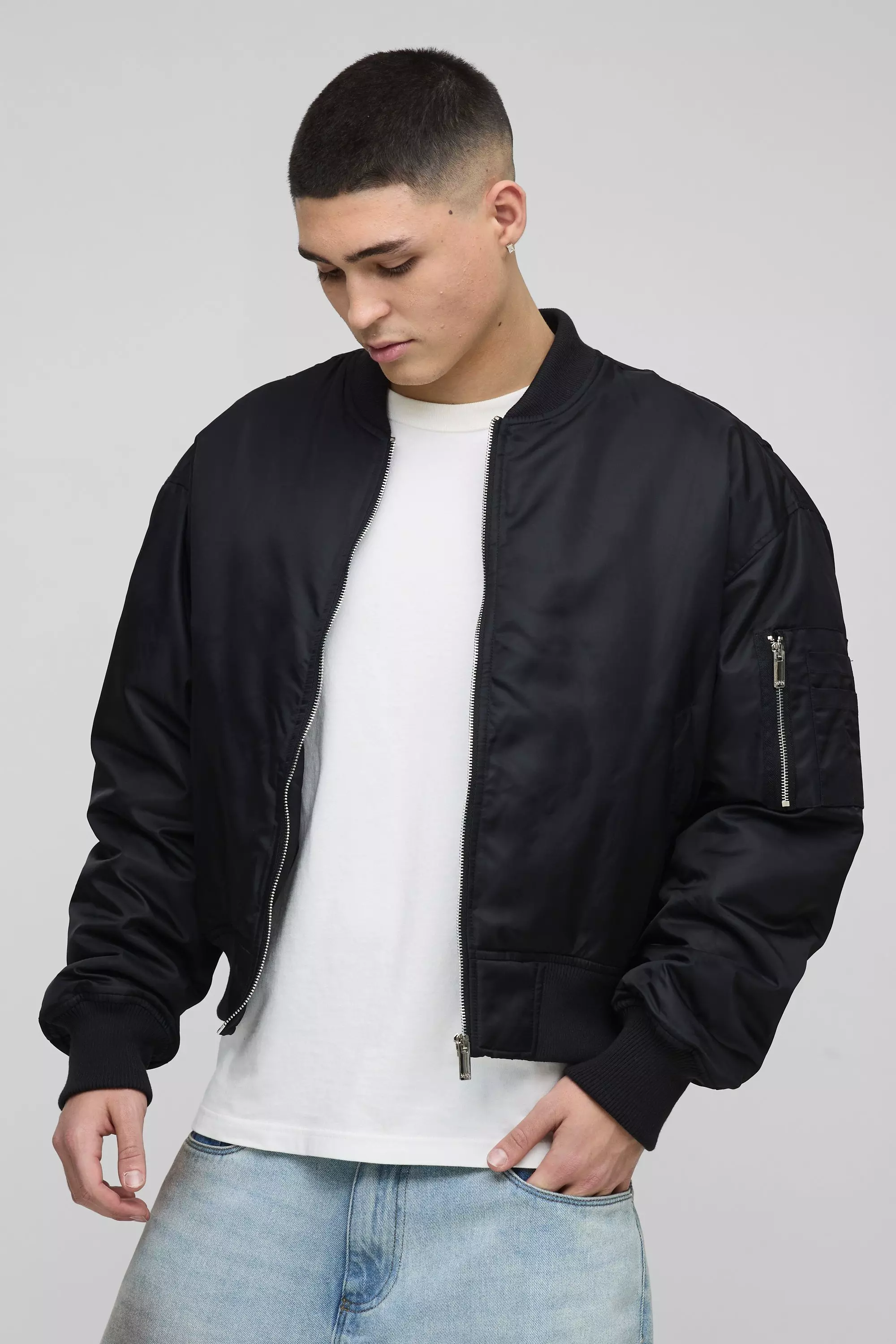 Kastige Oversize Nylon-Bomberjacke, Black alternatives Bild