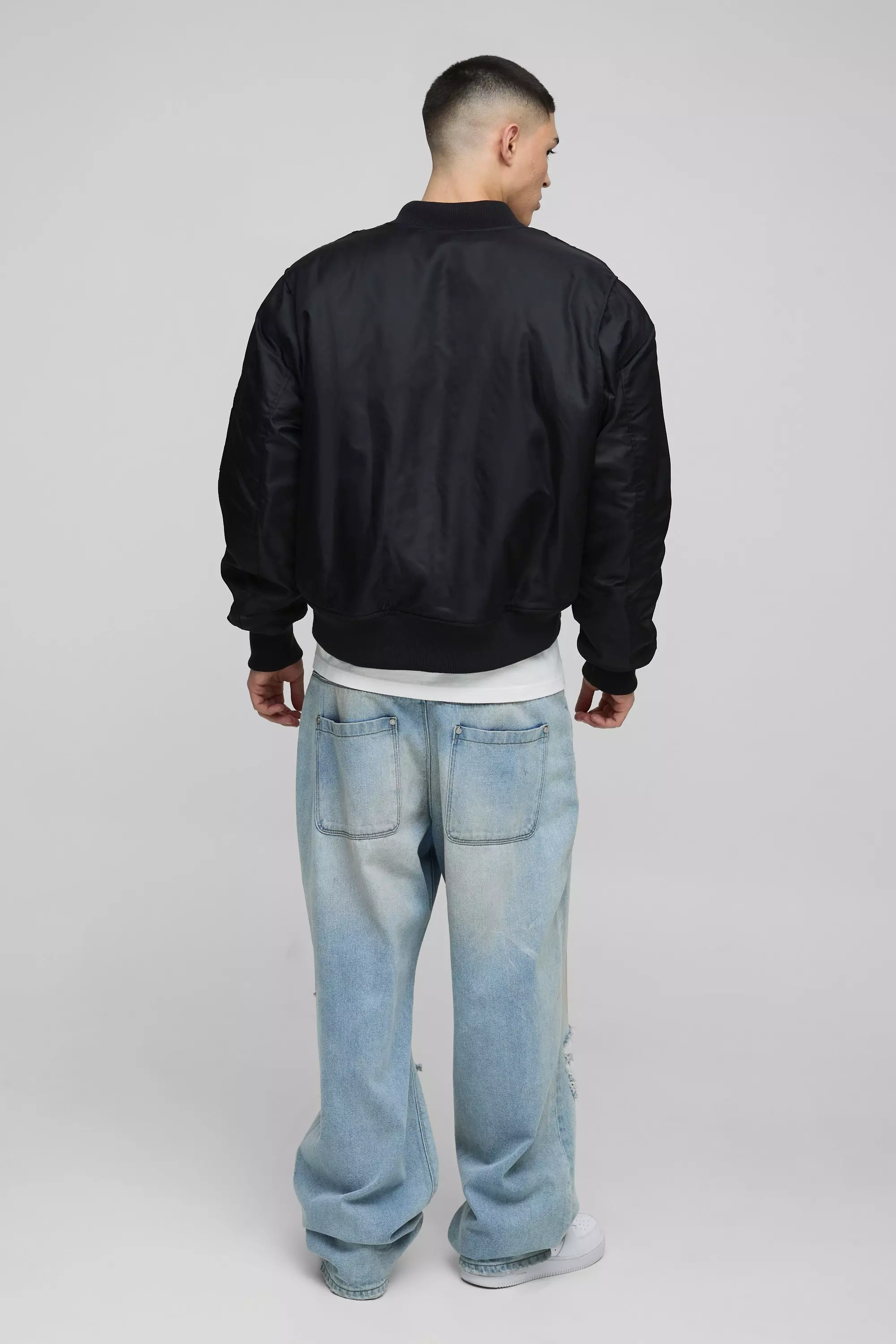 Kastige Oversize Nylon-Bomberjacke, Black alternatives Bild