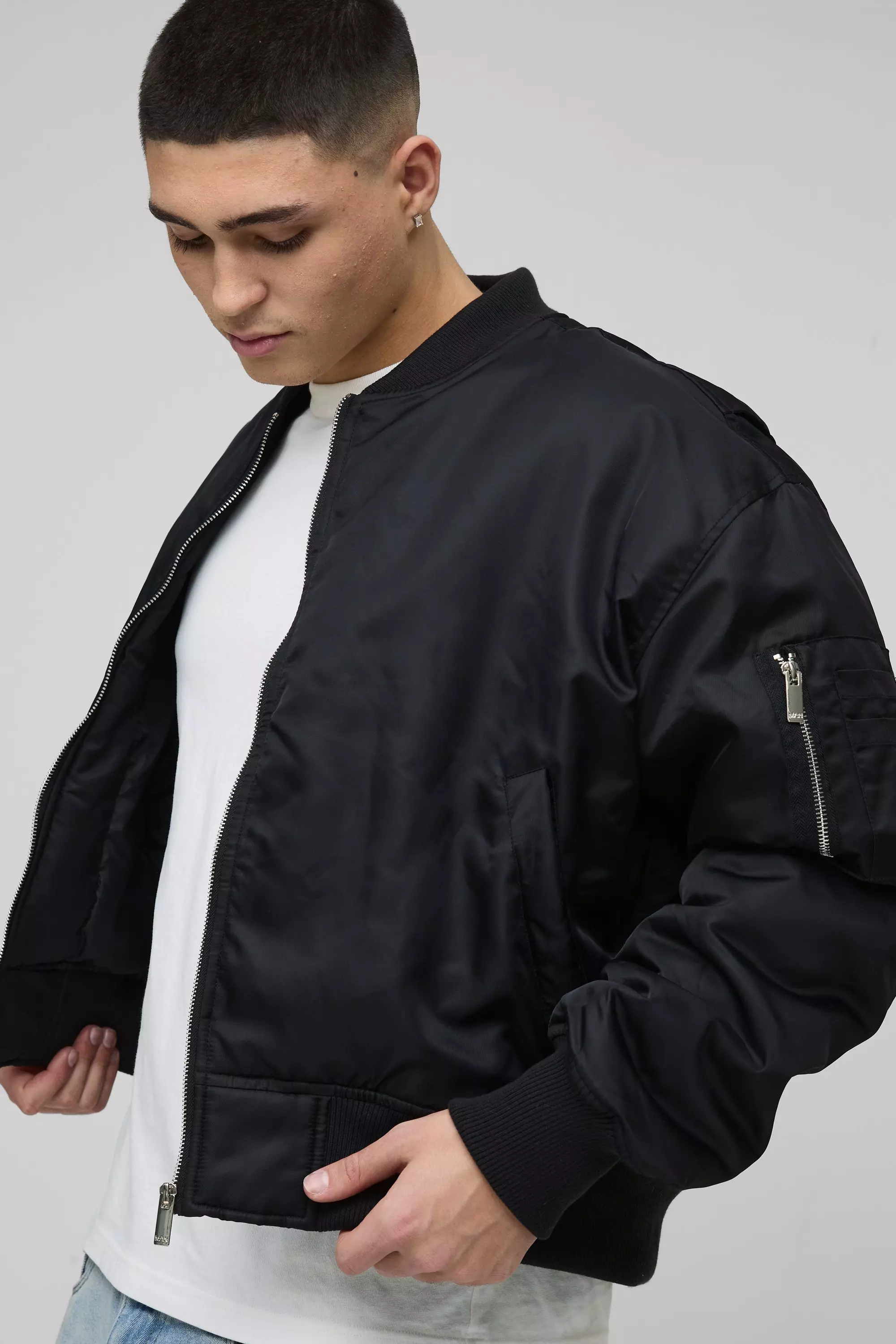 Kastige Oversize Nylon-Bomberjacke, Black alternatives Bild
