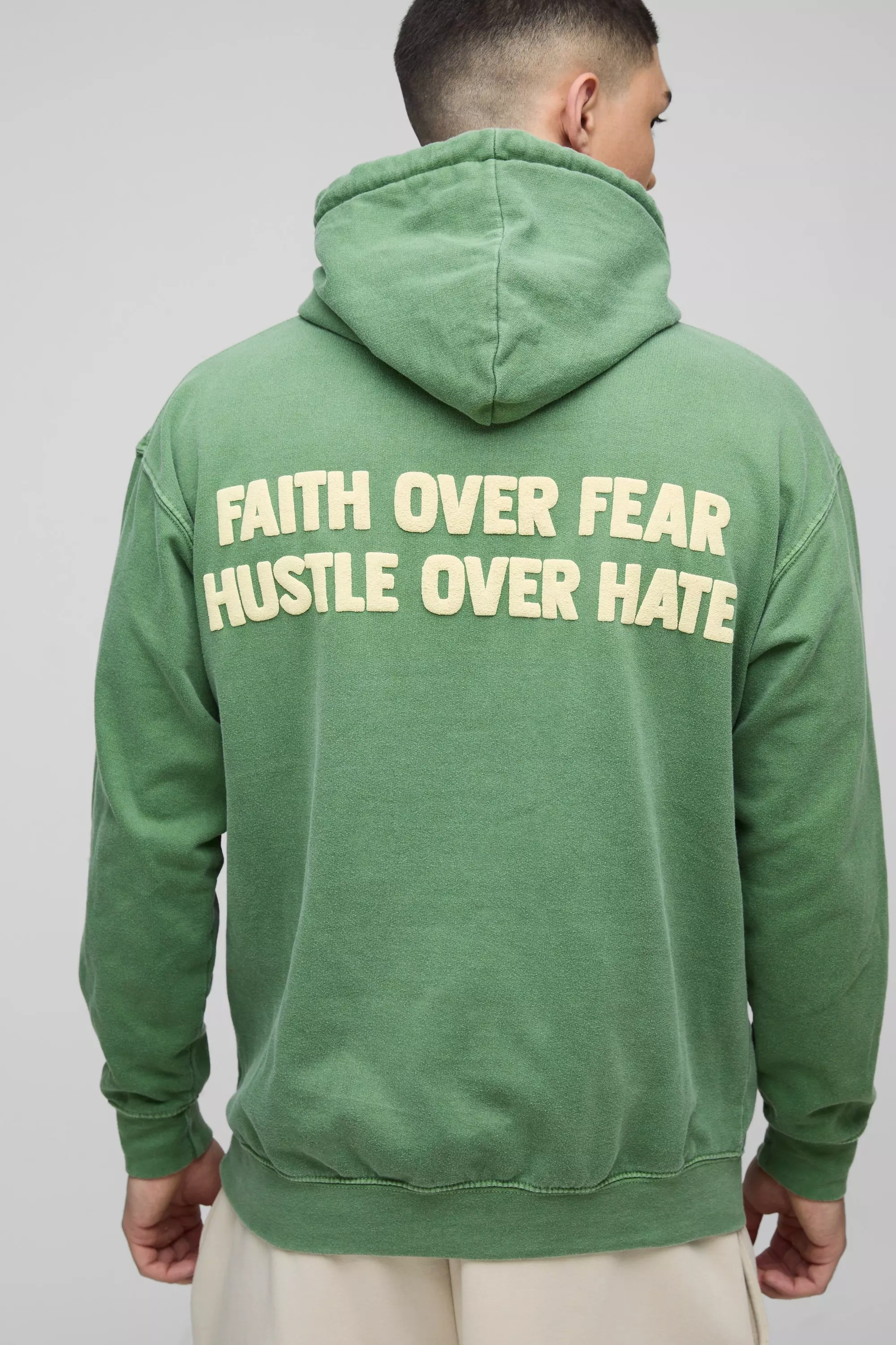 Forest Faith Over Fear Hoodie Met Tekst En Reliëf alternatieve afbeelding