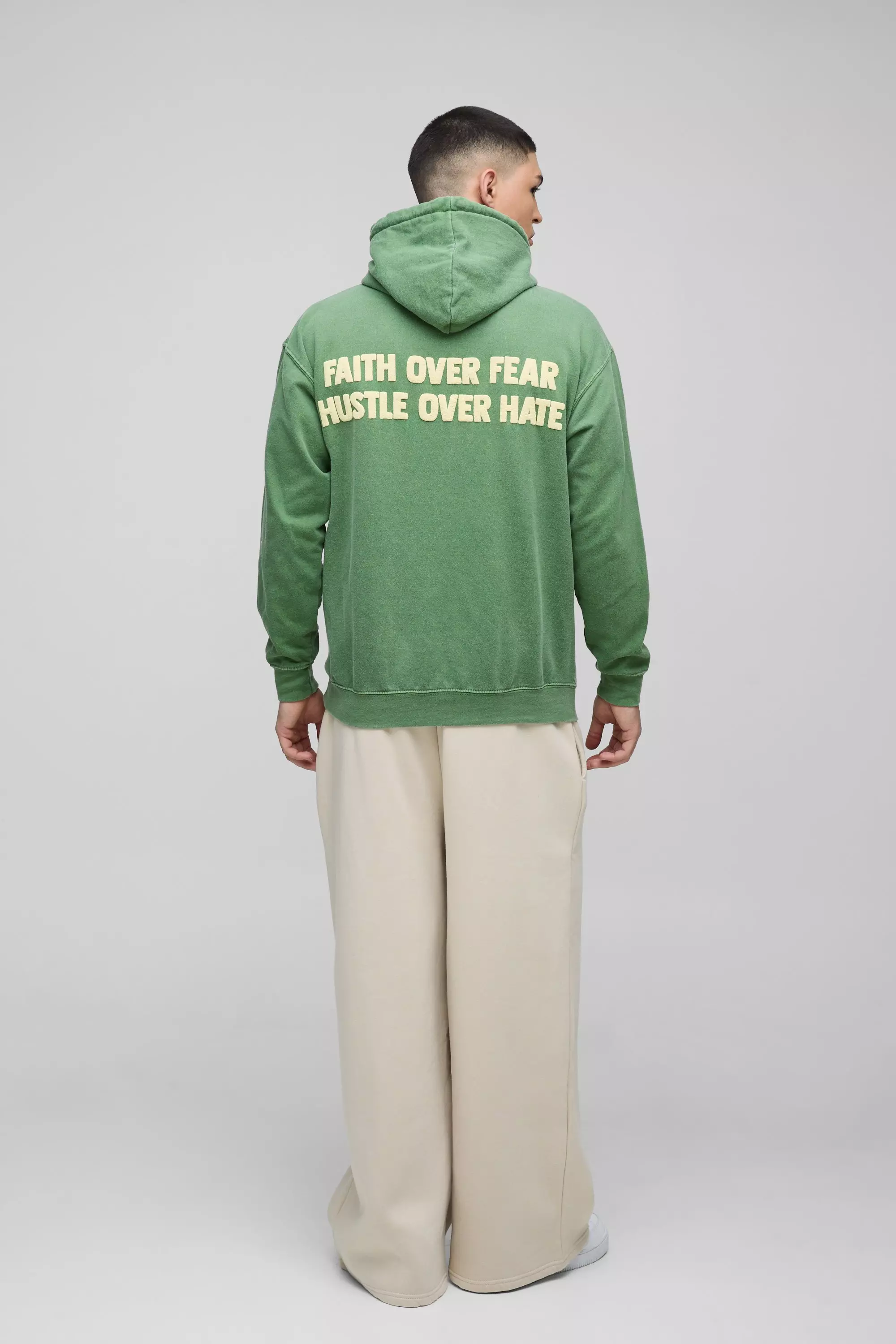 Forest Faith Over Fear Hoodie Met Tekst En Reliëf alternatieve afbeelding
