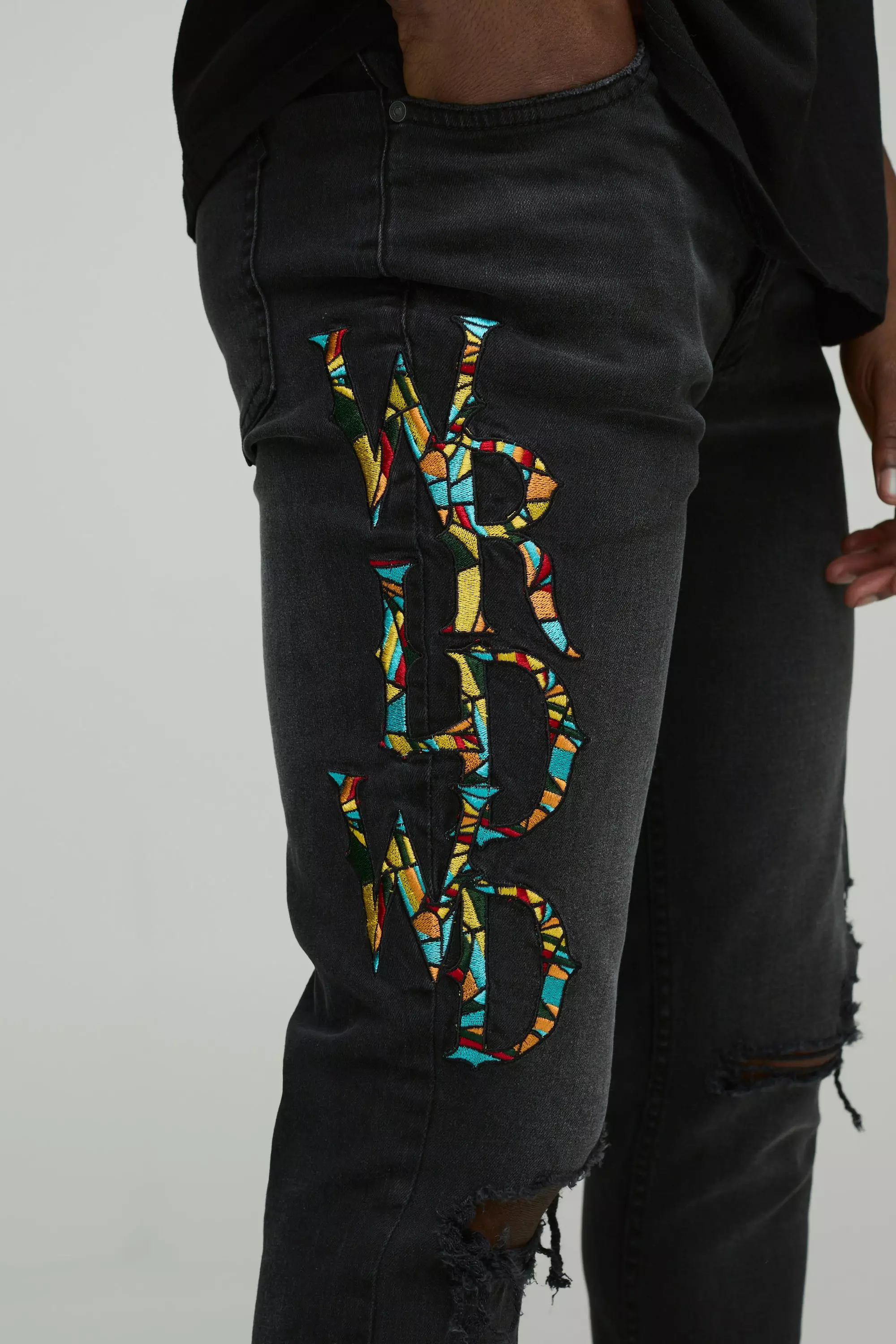 Jean skinny déchiré à écussons, Washed black autre image