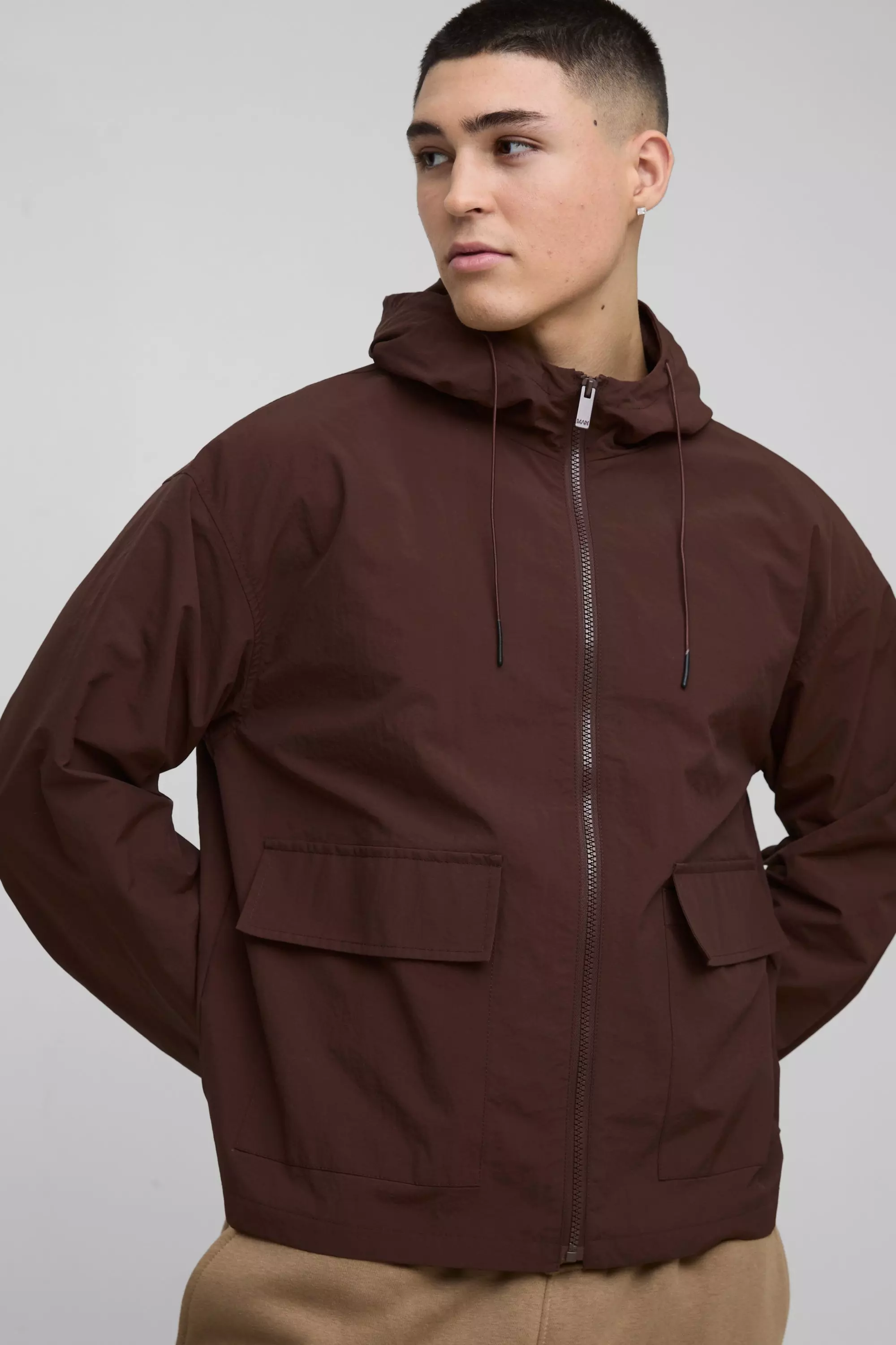Oversize Nylon-Jacke mit Kapuze, Chocolate alternatives Bild