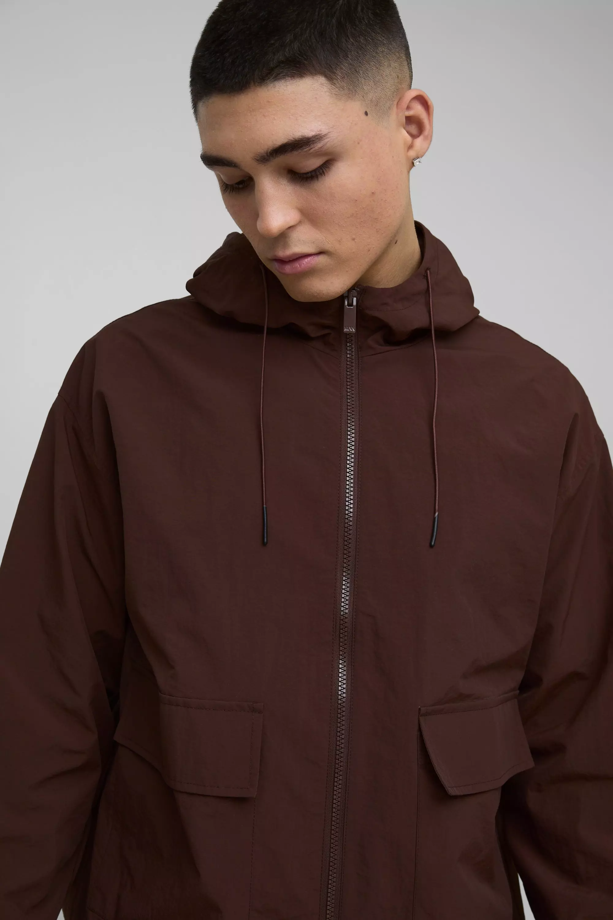Oversize Nylon-Jacke mit Kapuze, Chocolate alternatives Bild