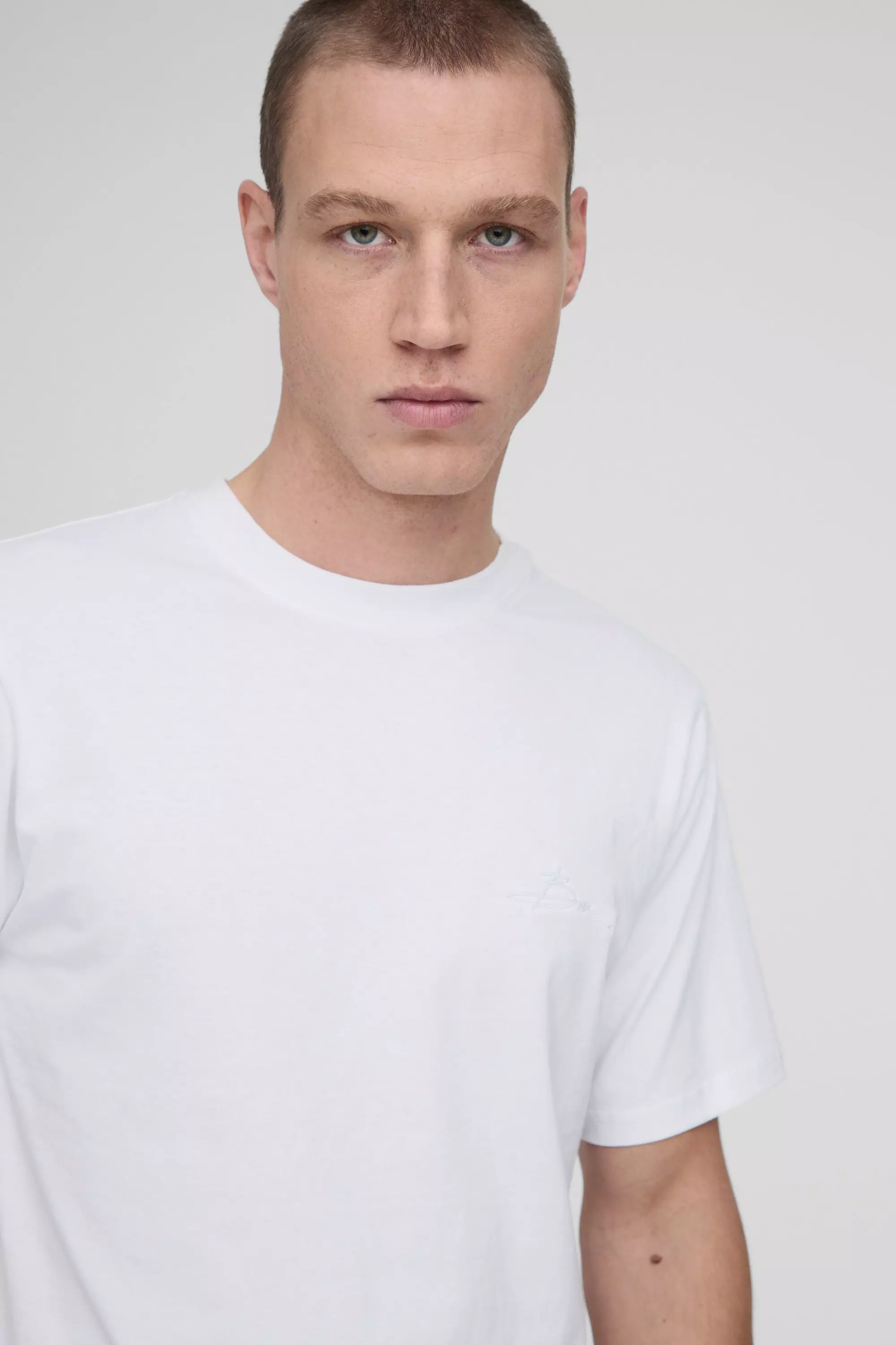 White Regular Fit Bm Signature Embroidered Crew Neck T-shirt alternative image