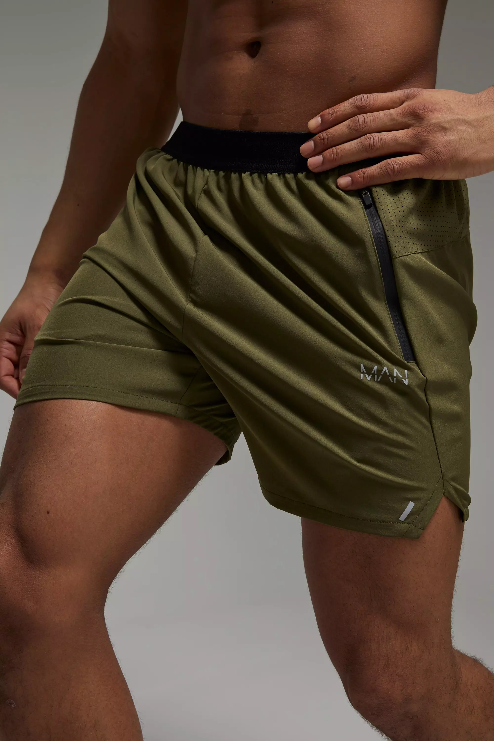 Man Active Perforated Stretch Woven Regular Fit 5inch Short Khaki