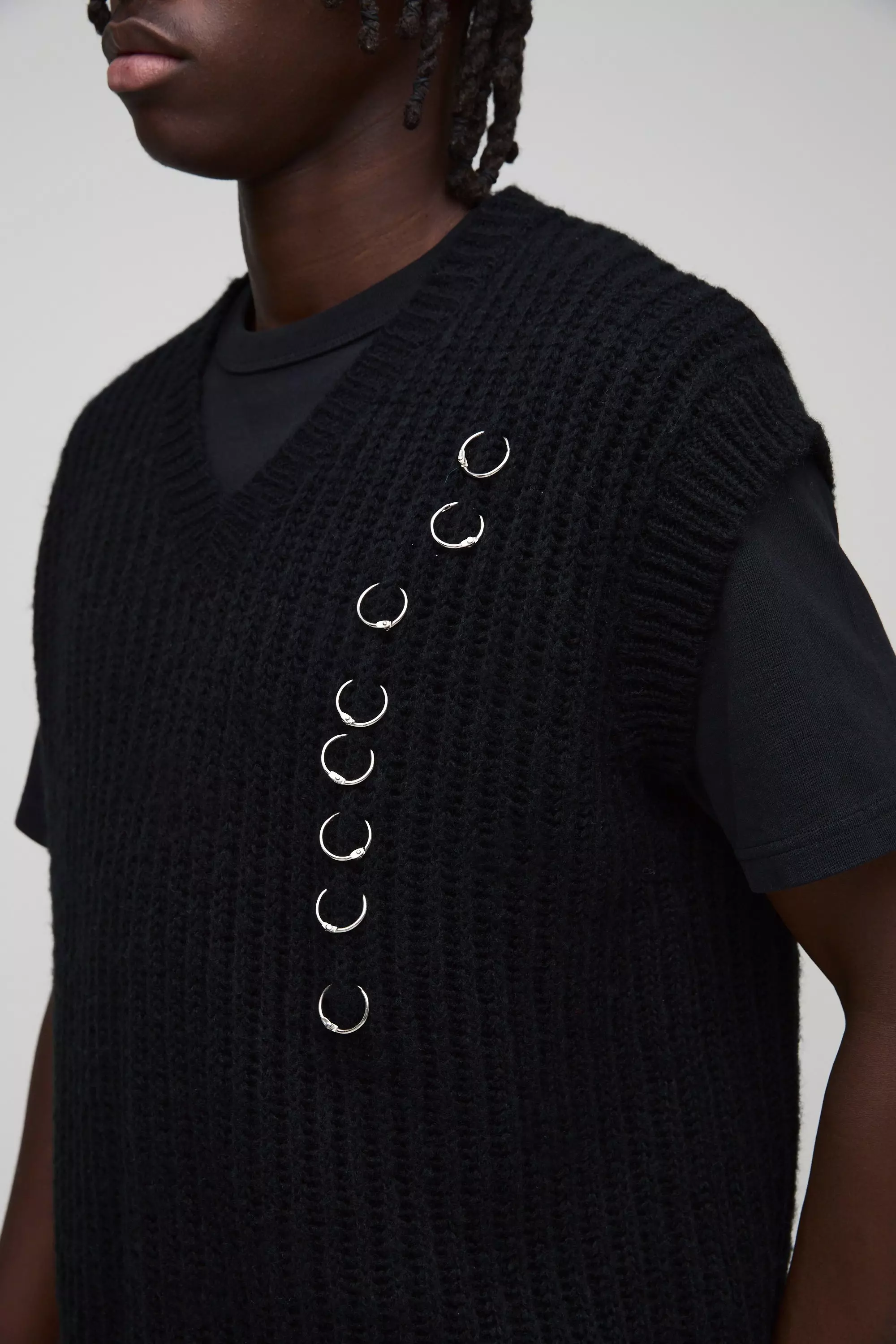Black Oversized Ring Detail V Neck Ribbed Knitted Vest alternative image