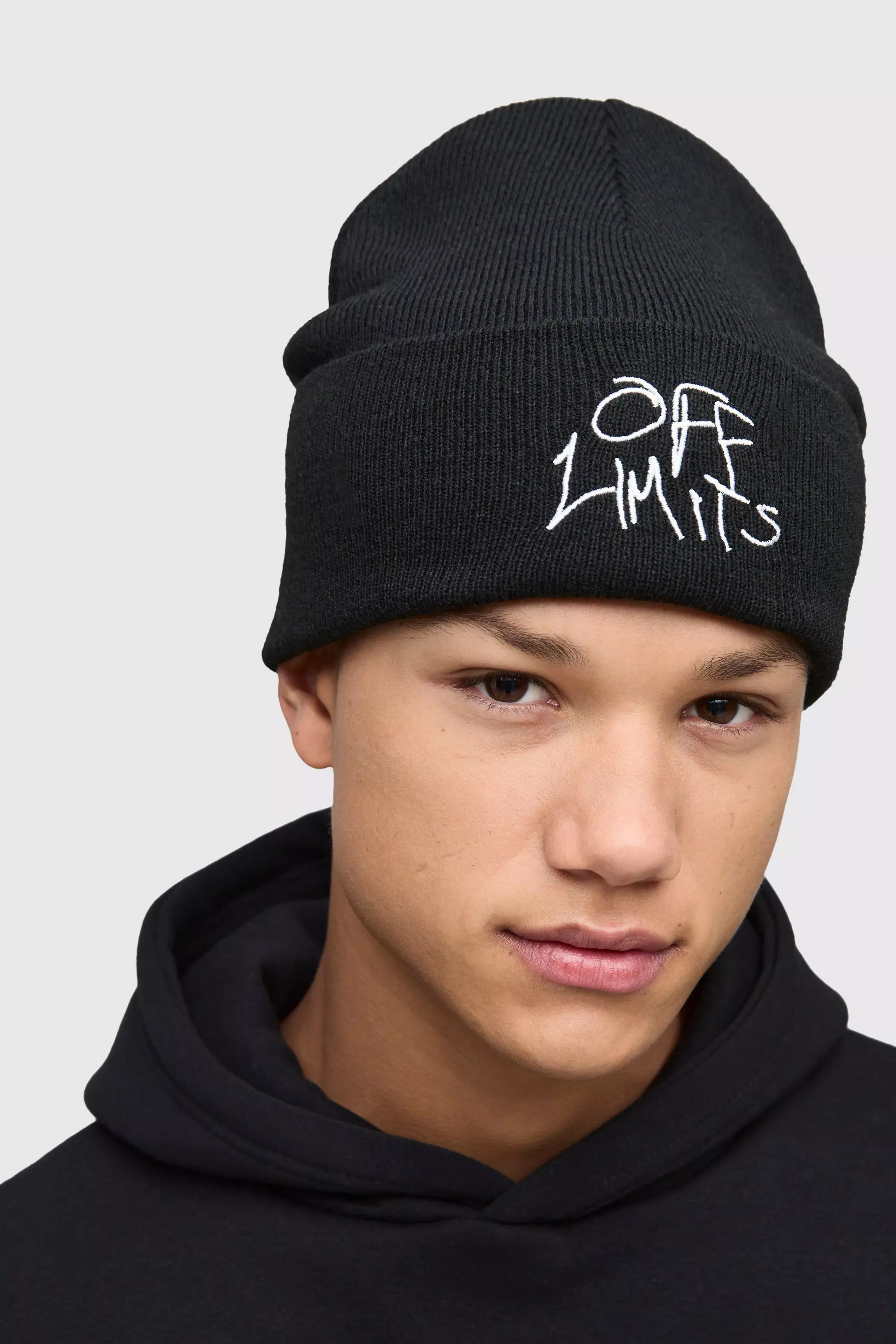 Black Off Limits Muts Met Tekst alternatieve afbeelding