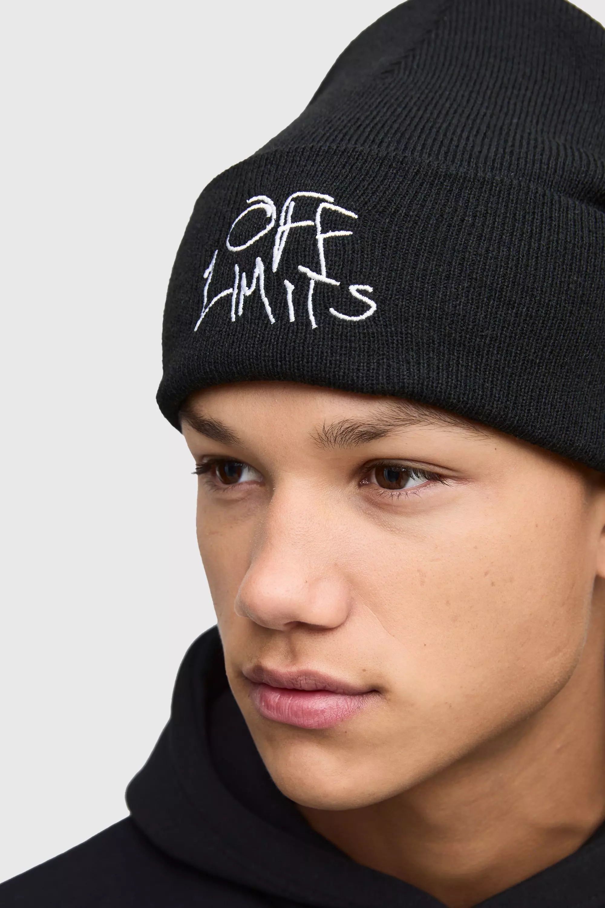 Black Off Limits Muts Met Tekst alternatieve afbeelding