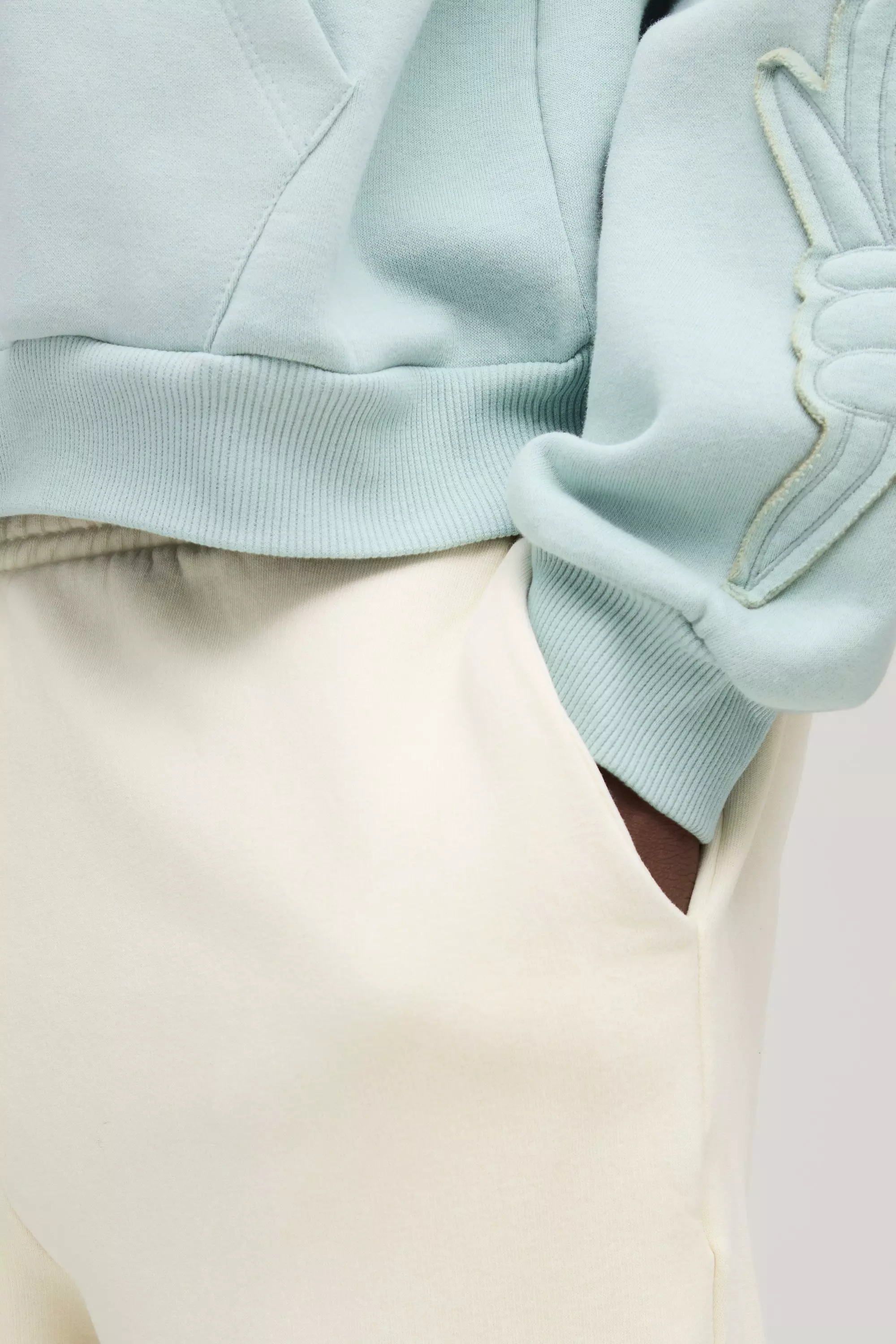 Zerrissene Jogginghose mit geradem Bein, Stone alternatives Bild
