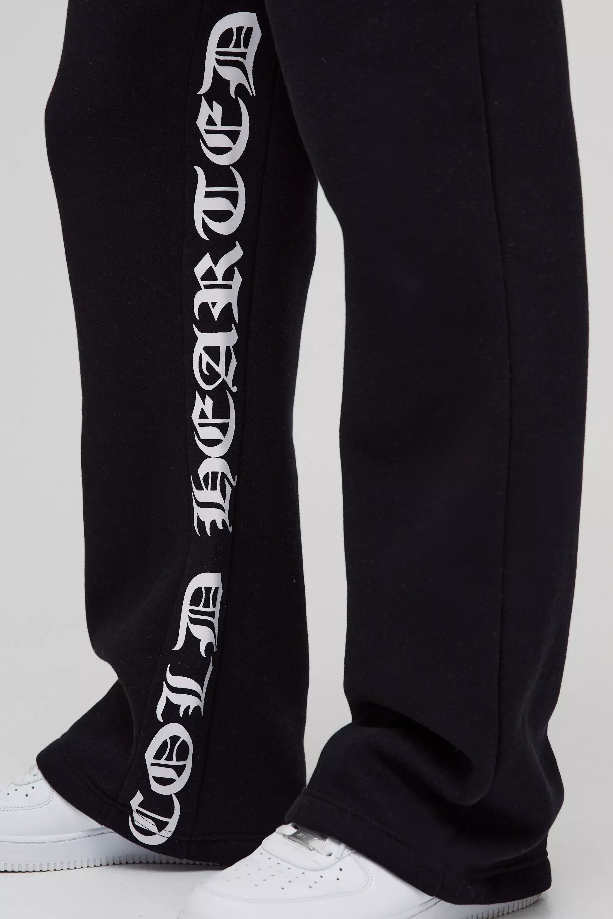 Lockere Jogginghose mit Gothic-Print, Black alternatives Bild