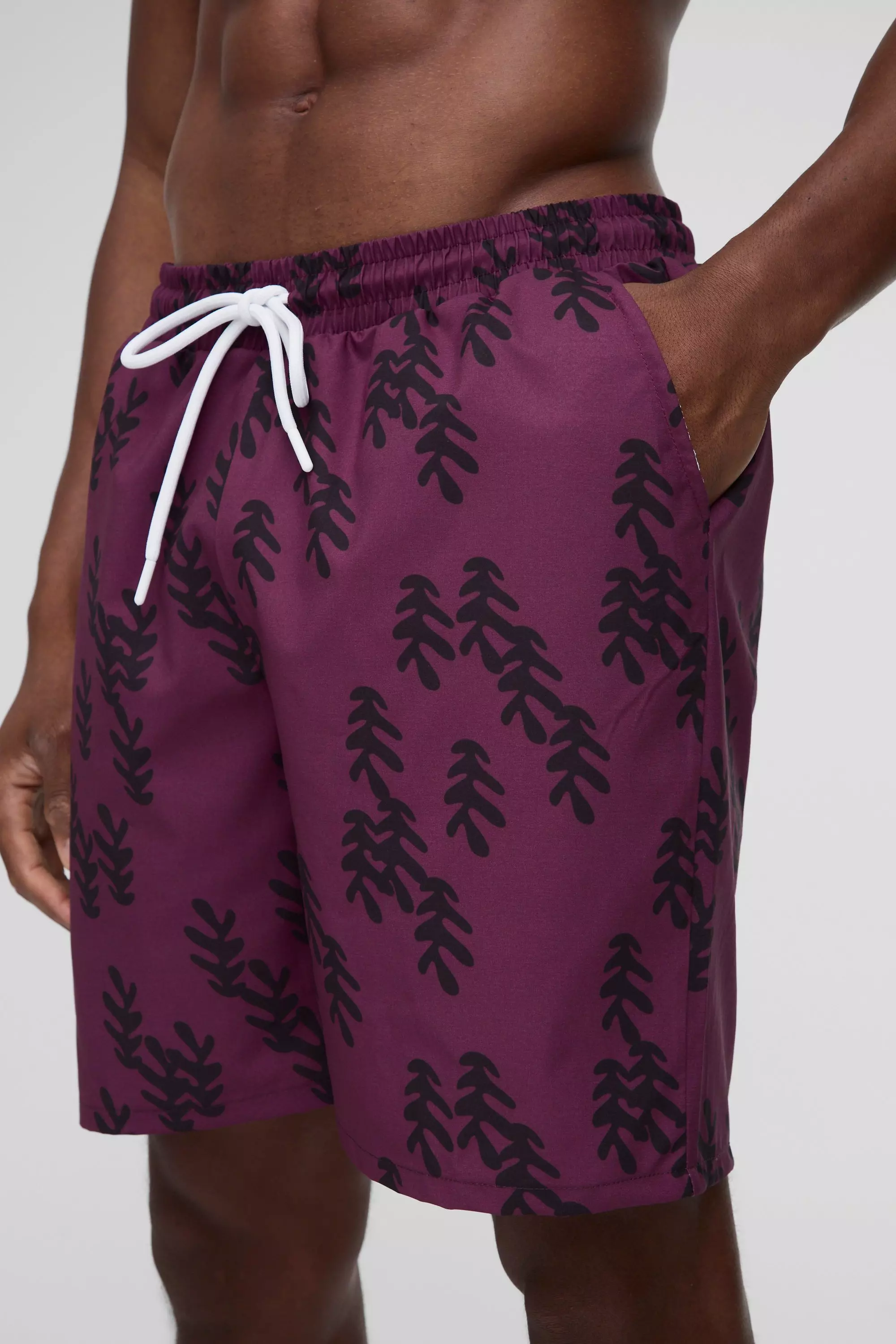 Mittellange Badehose mit abstraktem Blätter-Print, Purple alternatives Bild
