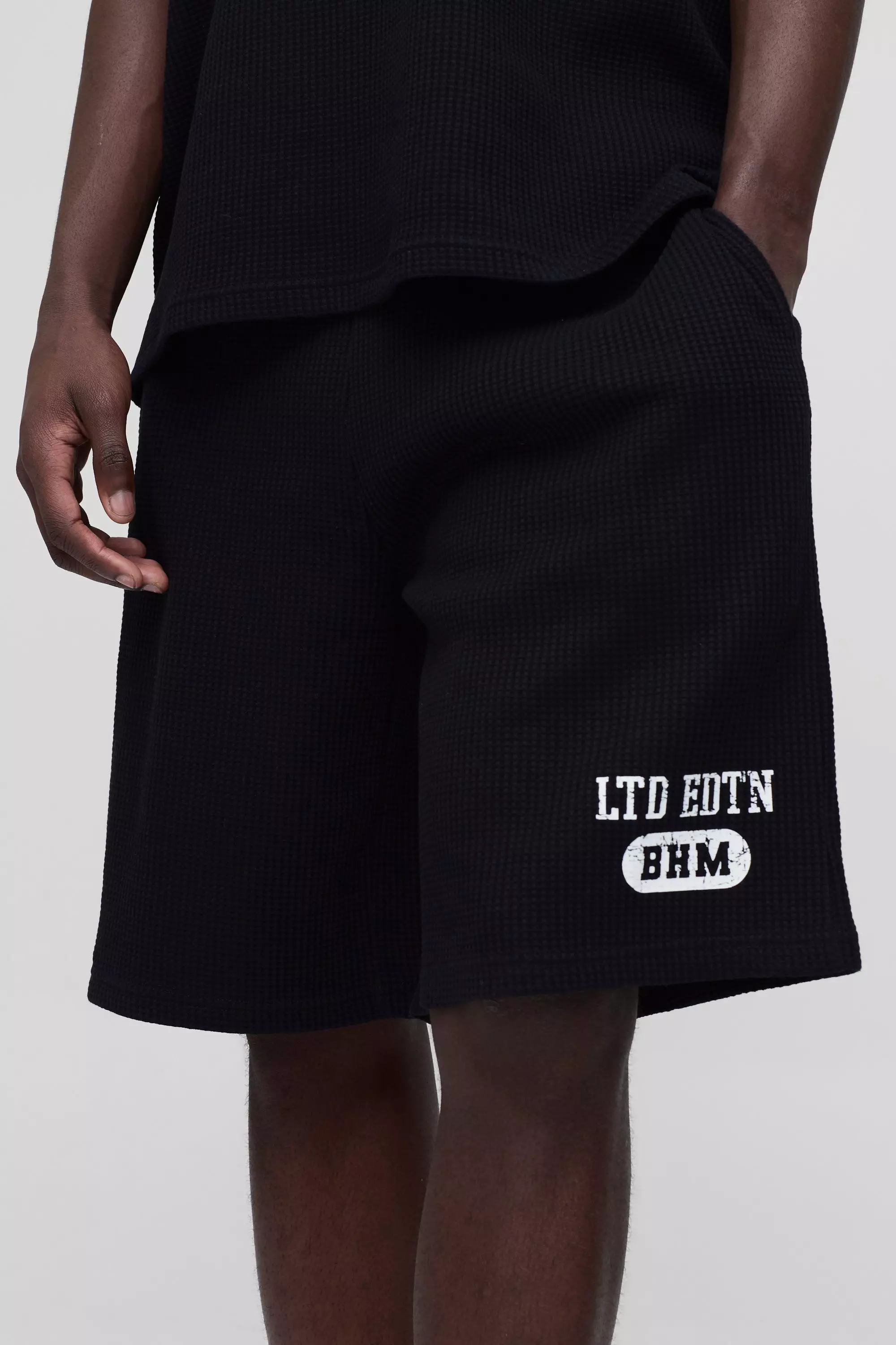 Black Oversized Waffle Mid Length Print Short alternative image