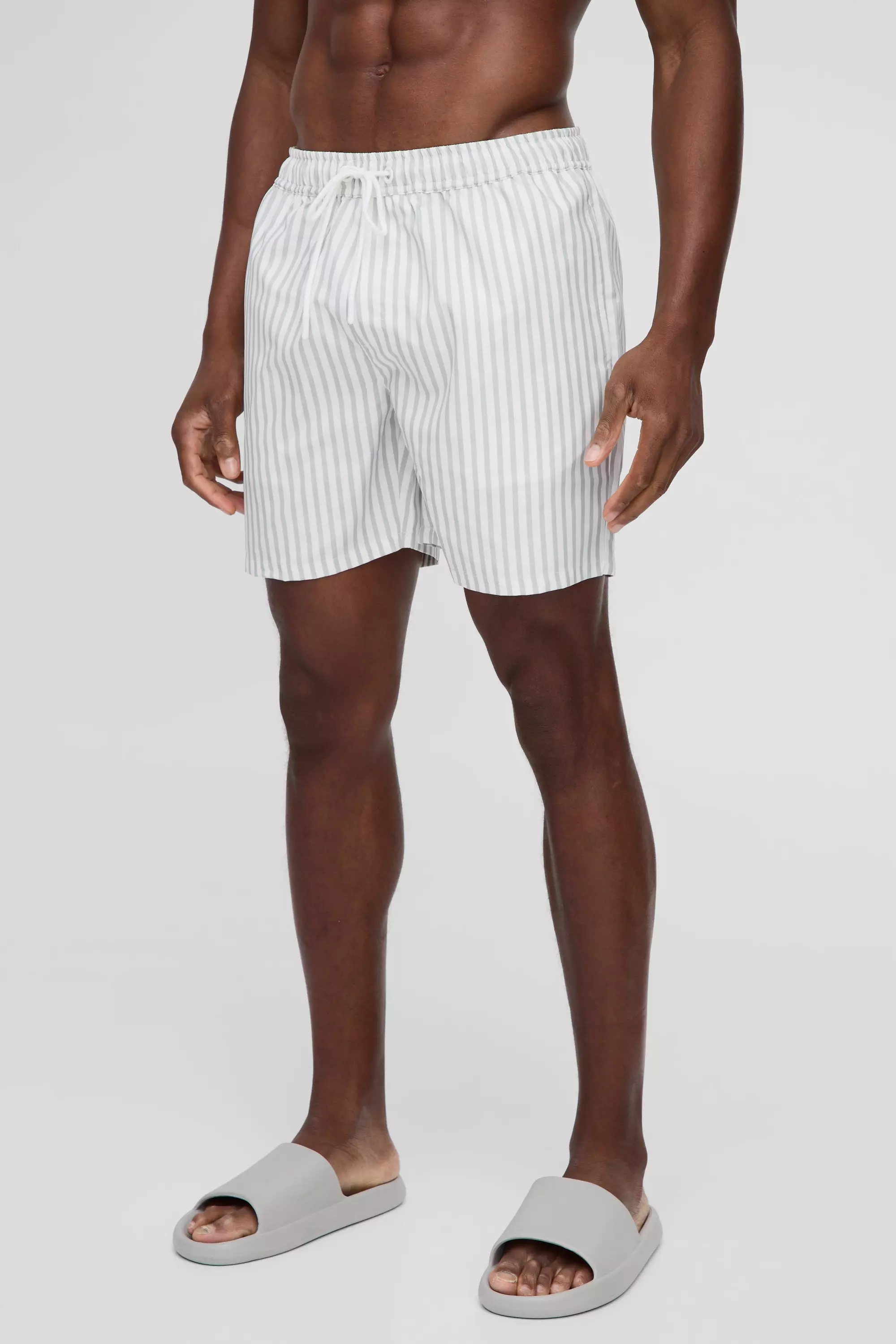 Mittellange, gestreifte Badehose, Grey alternatives Bild