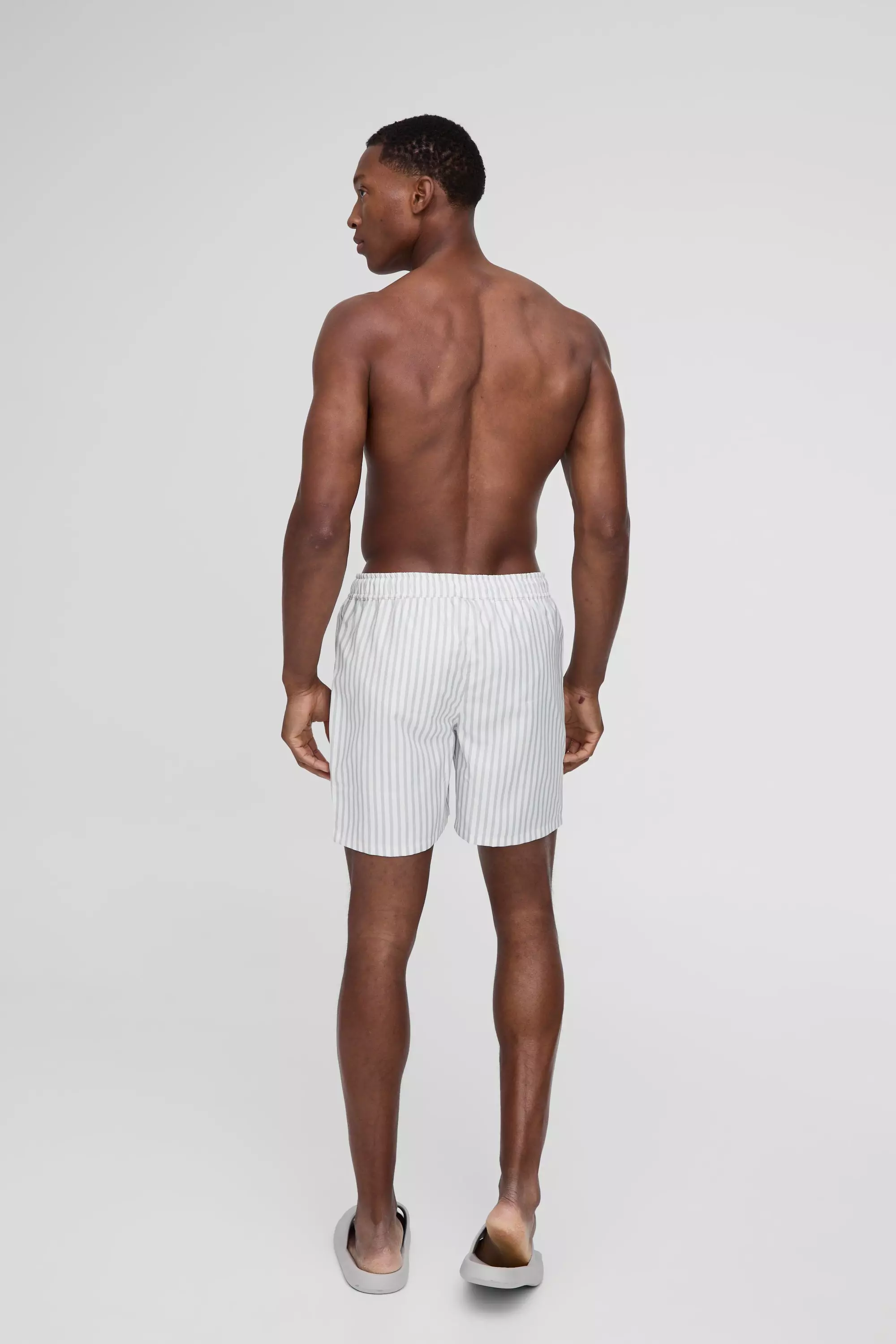 Mittellange, gestreifte Badehose, Grey alternatives Bild