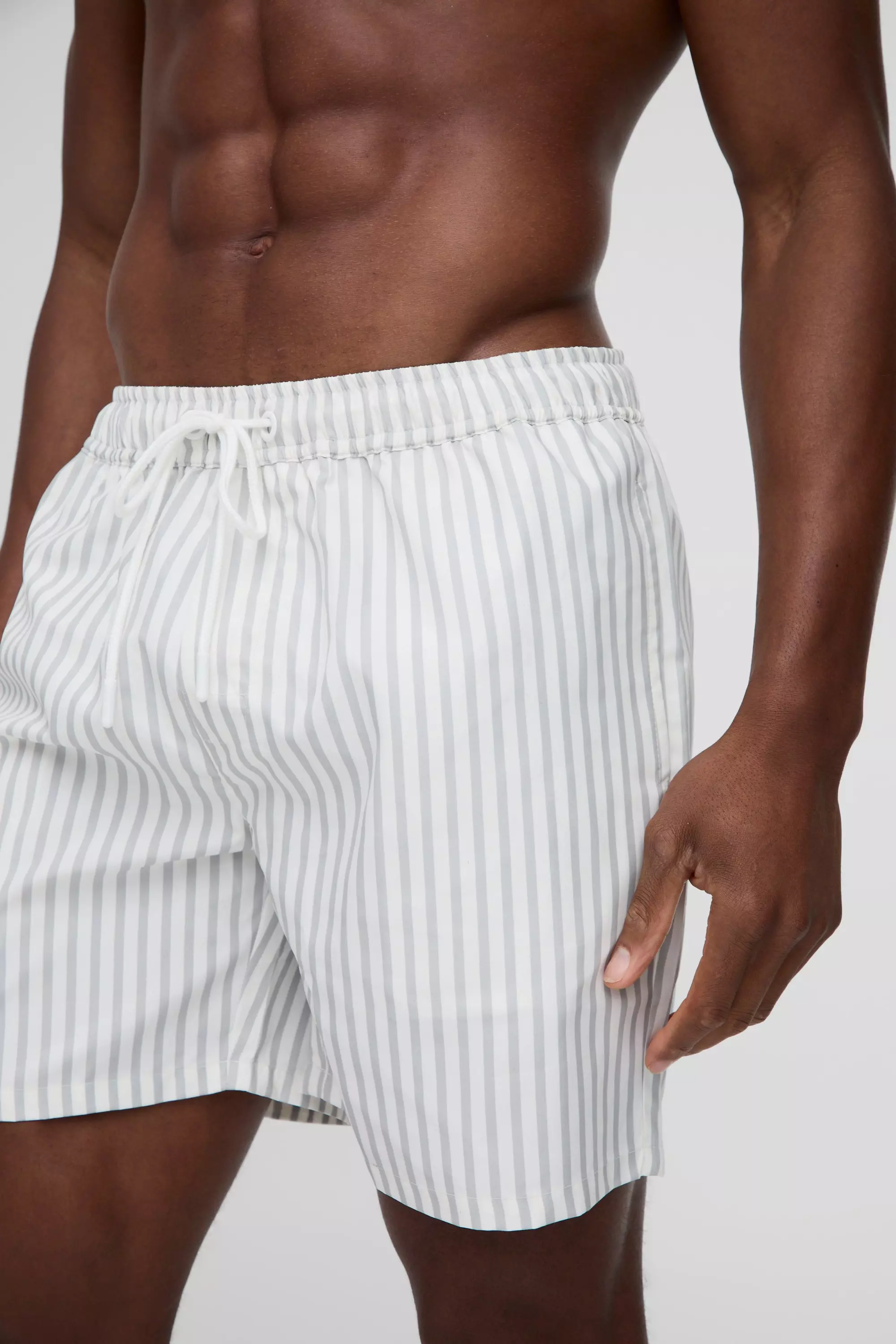 Mittellange, gestreifte Badehose, Grey alternatives Bild