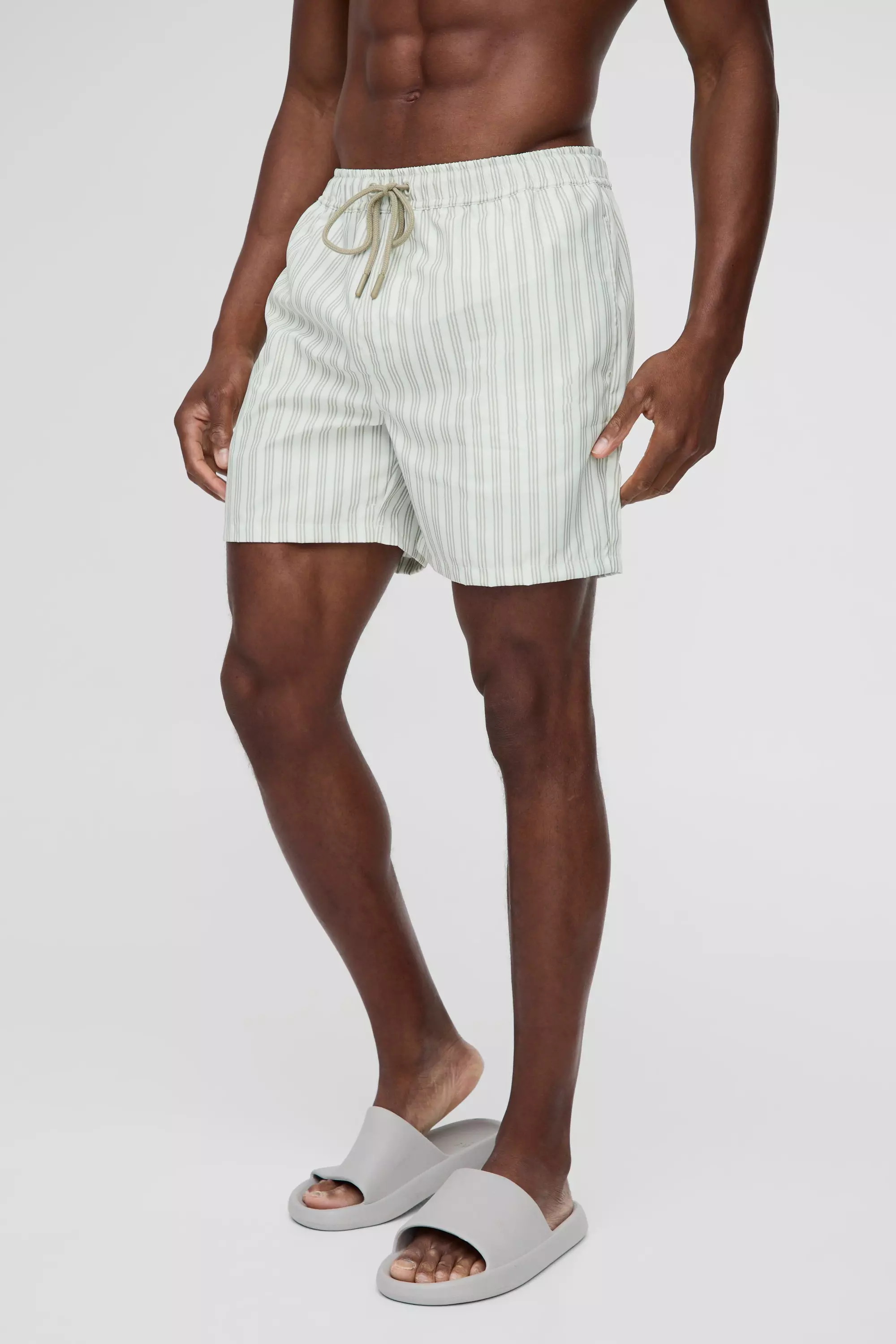 Mittellange, gestreifte Badehose, Light green alternatives Bild