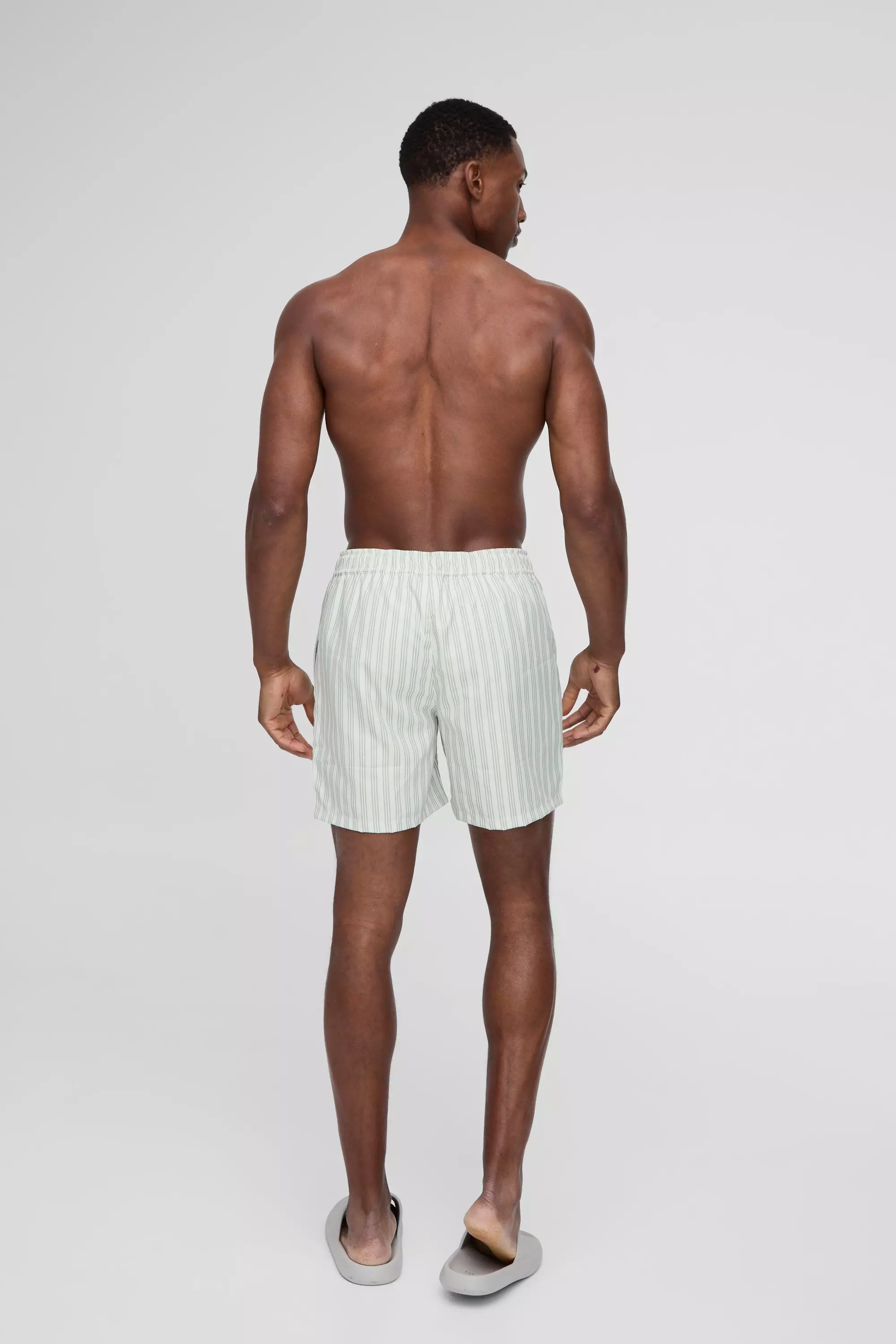 Mittellange, gestreifte Badehose, Light green alternatives Bild