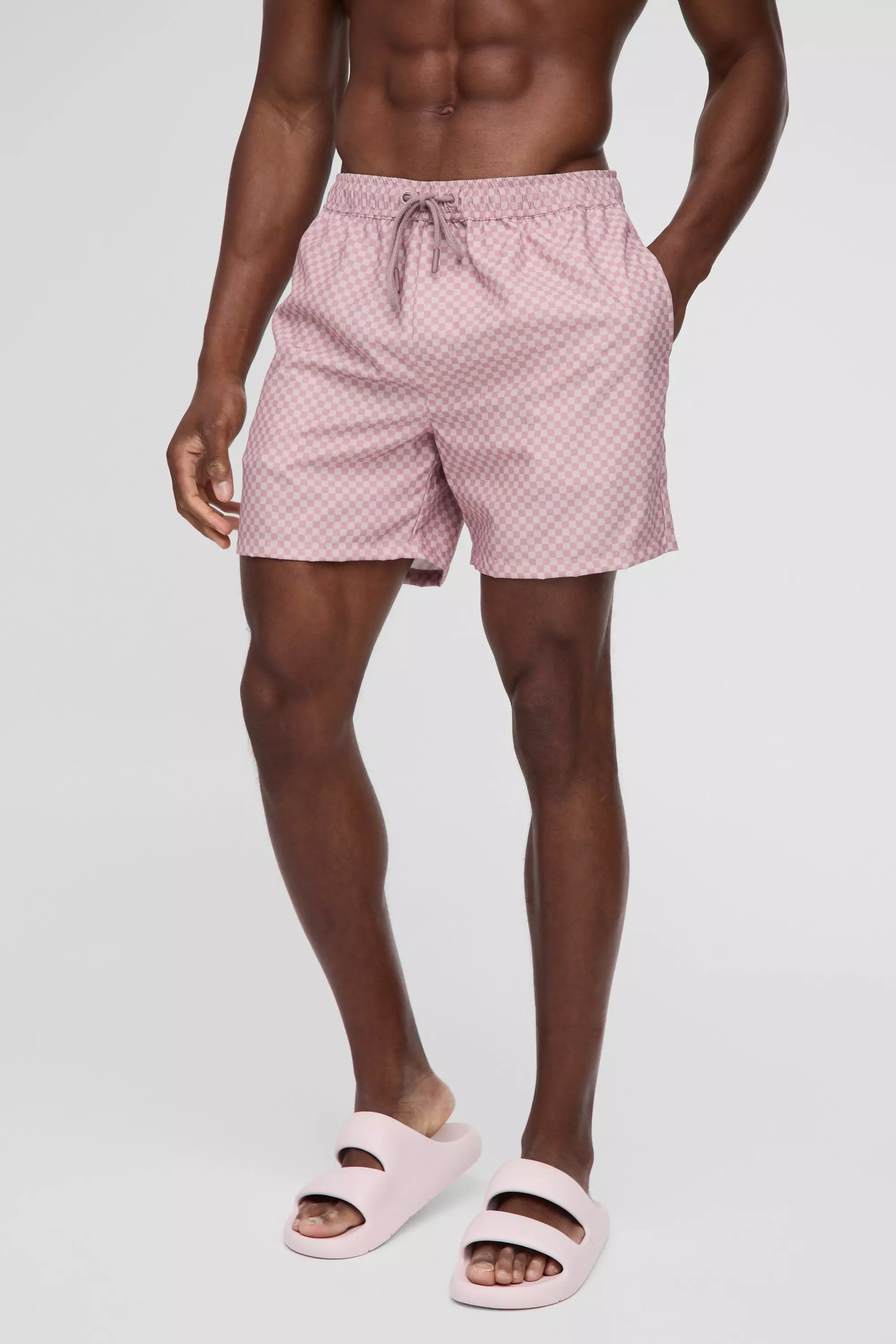 Mittellange Badehose mit Schachbrett-Print, Taupe alternatives Bild