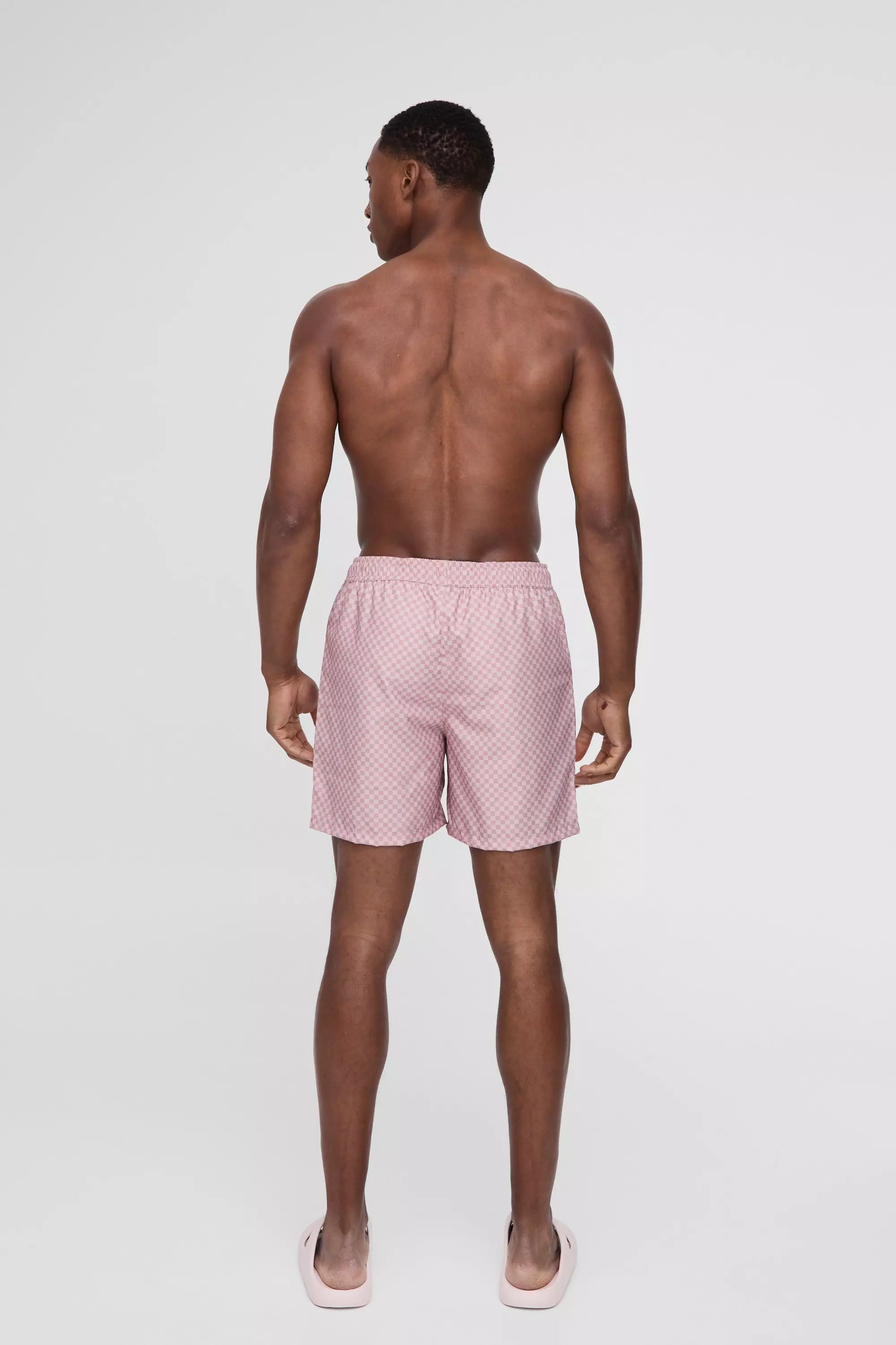 Mittellange Badehose mit Schachbrett-Print, Taupe alternatives Bild