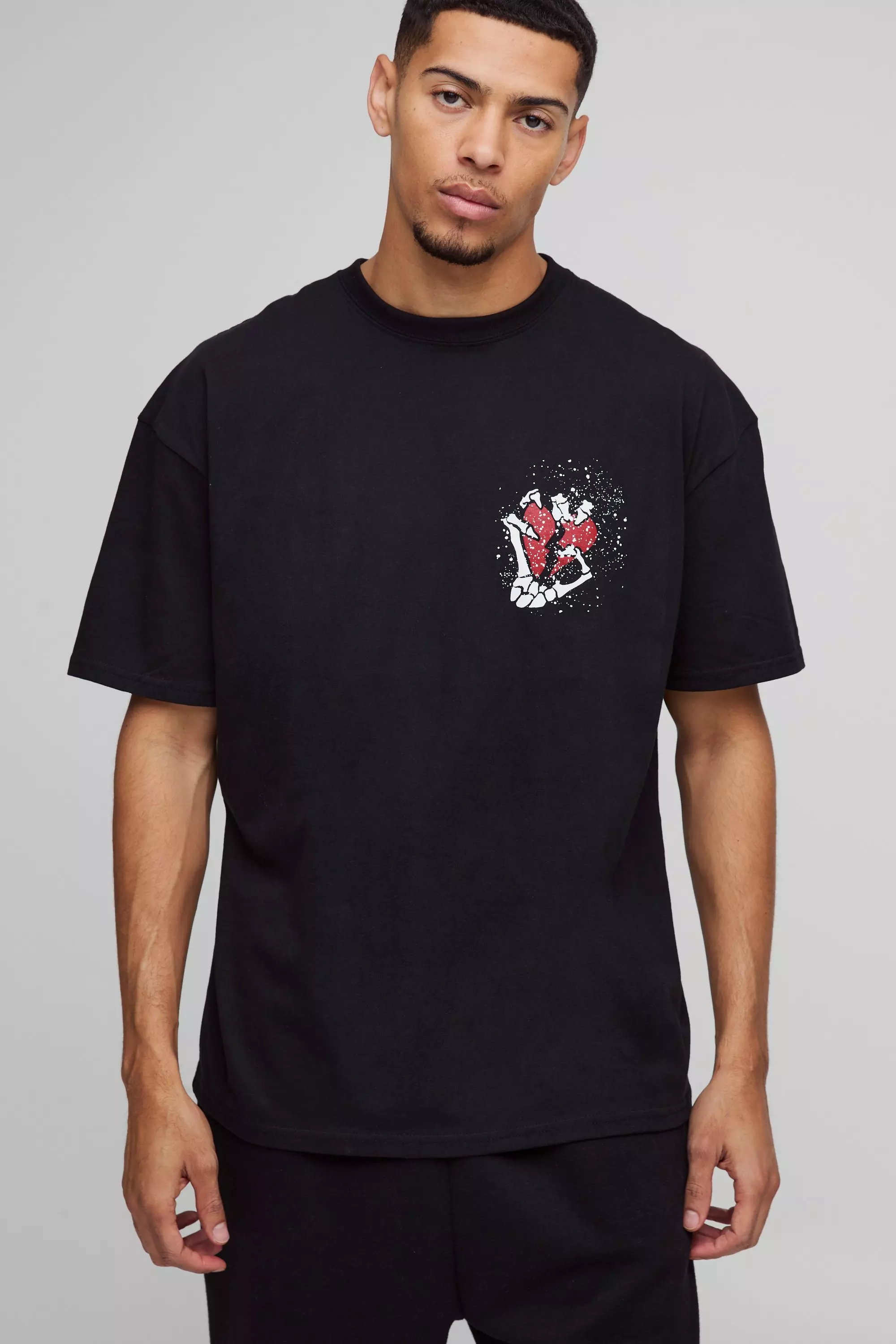 Black Oversized Heart Skeleton Hand Graphic T-Shirt alternative image