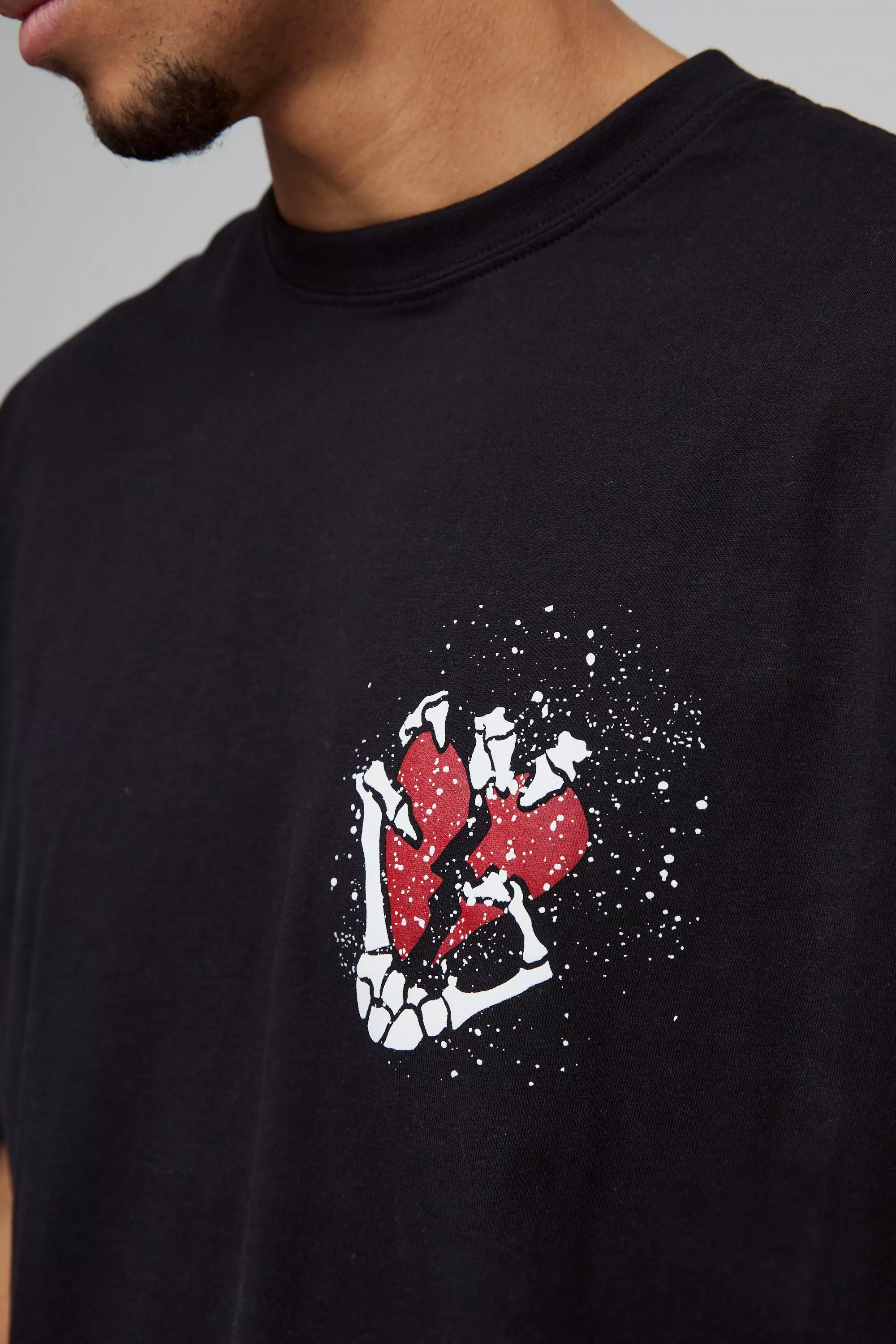 Black Oversized Heart Skeleton Hand Graphic T-Shirt alternative image