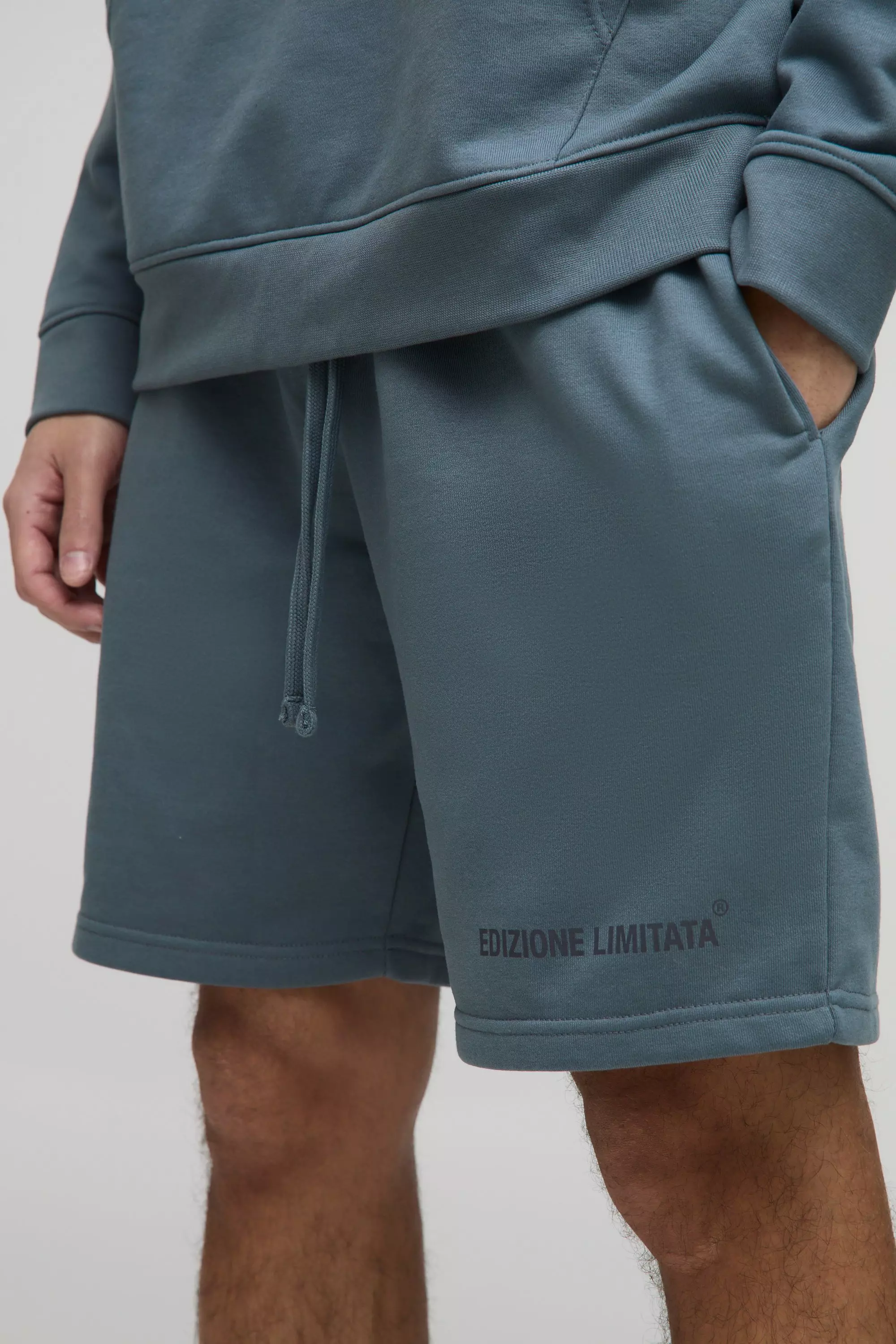 Relaxed Edizione Limitata Mid Length Heavyweight Shorts | boohooMAN USA