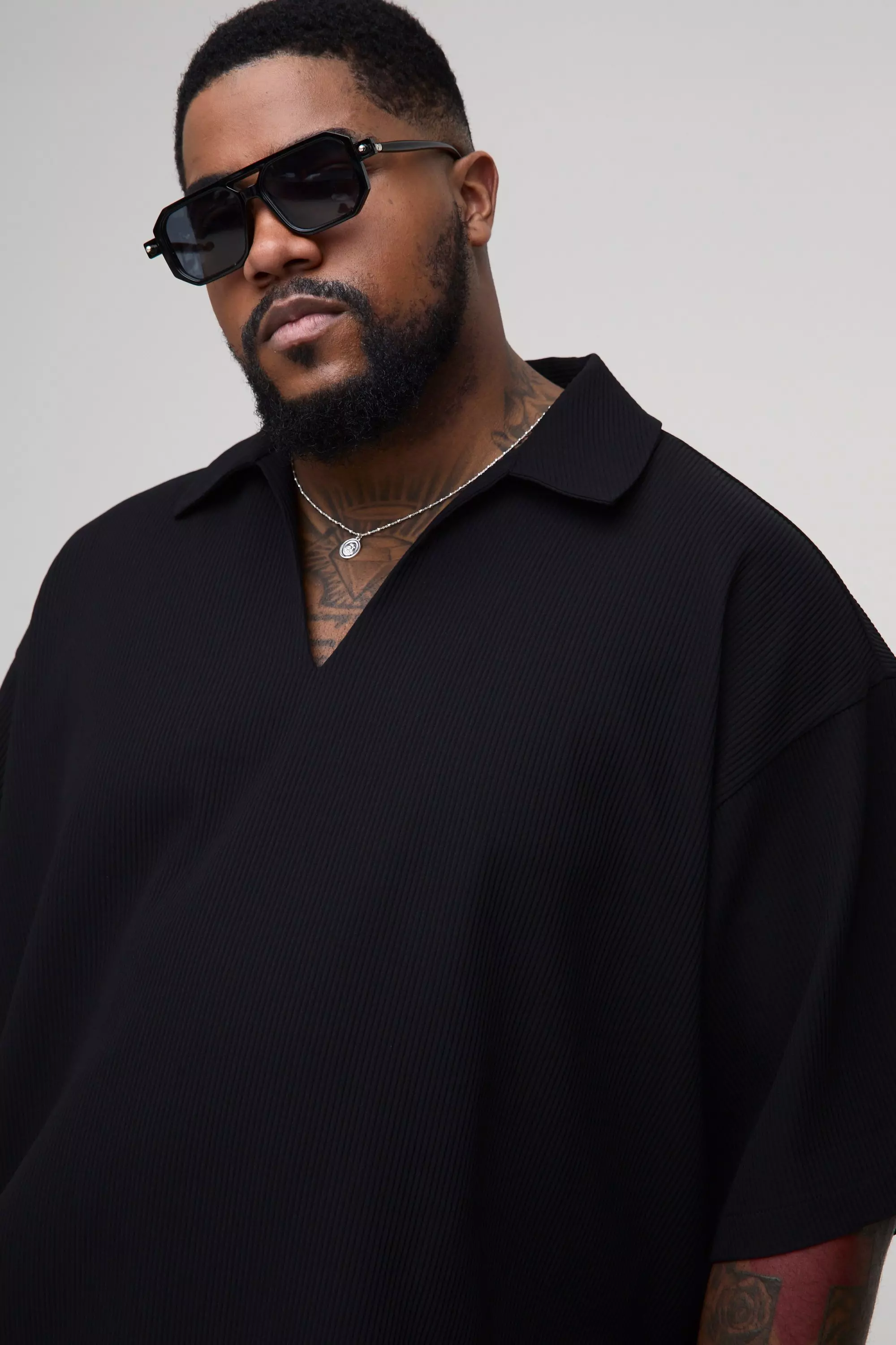 Grande taille - Chemise plissée à col V, Black autre image
