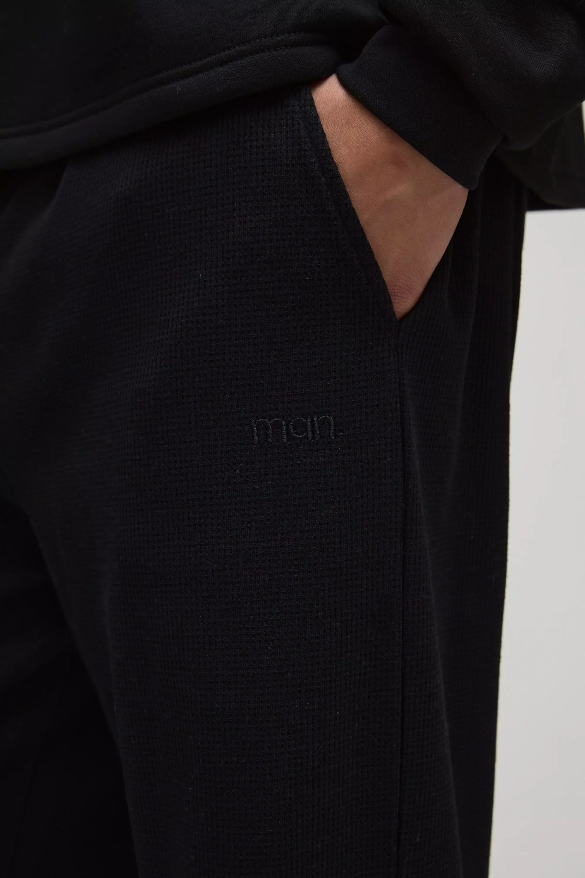 Jogging droit brodé en tissu gaufré - MAN, Black autre image