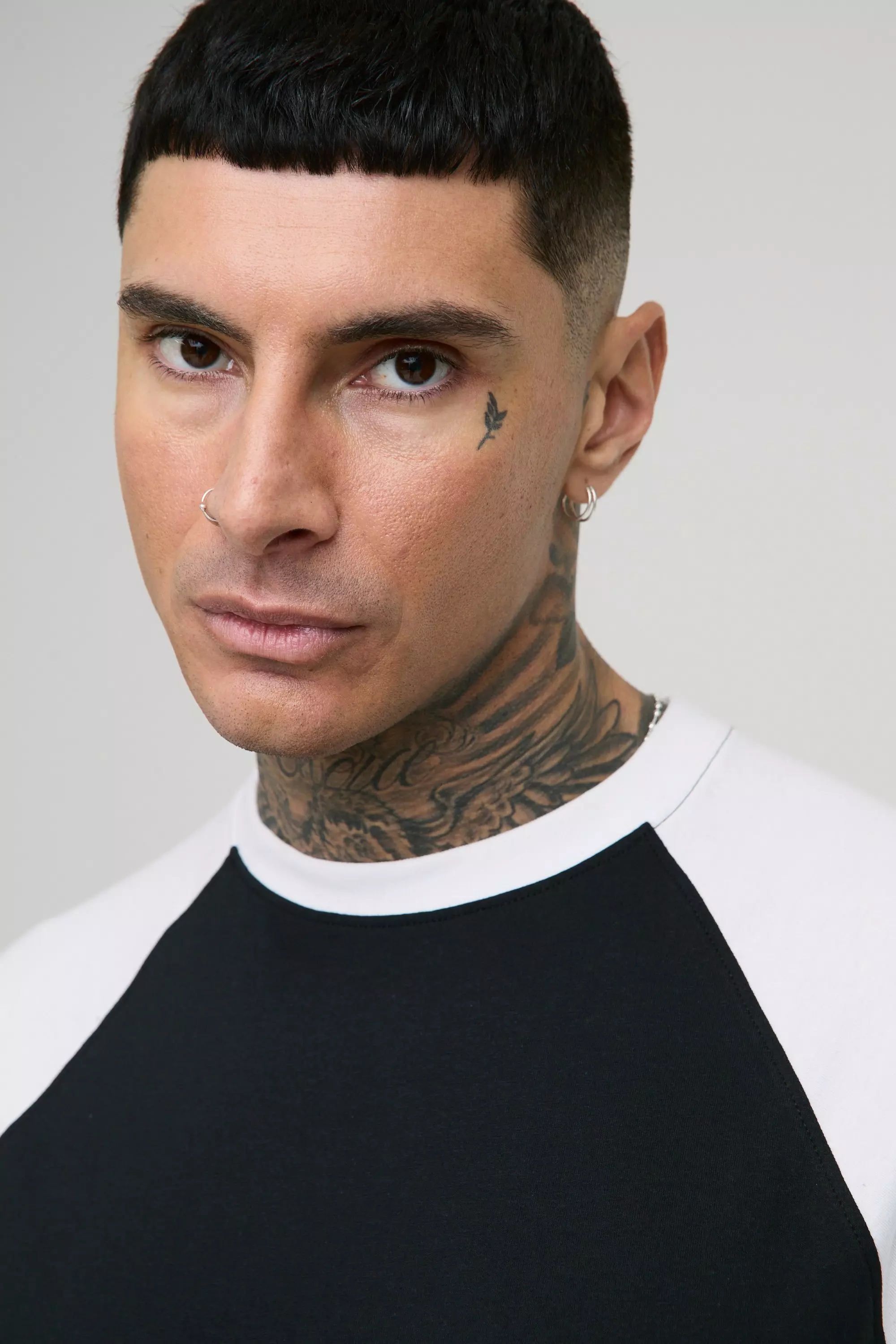 Tall T-Shirt mit Raglan-Ärmeln, Black alternatives Bild