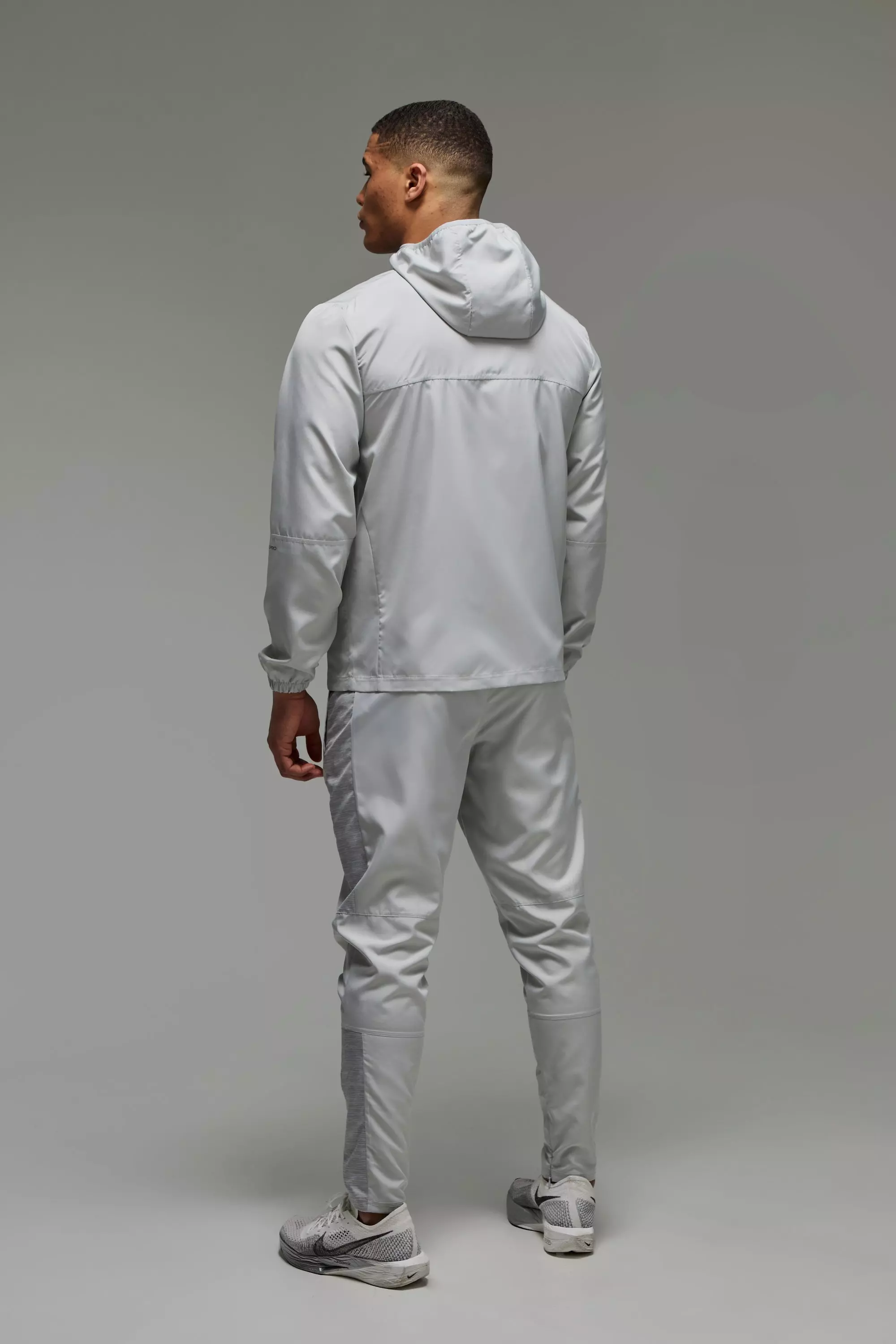 Light grey Man Active Regular Fit Lightweight Windbreaker alternative image