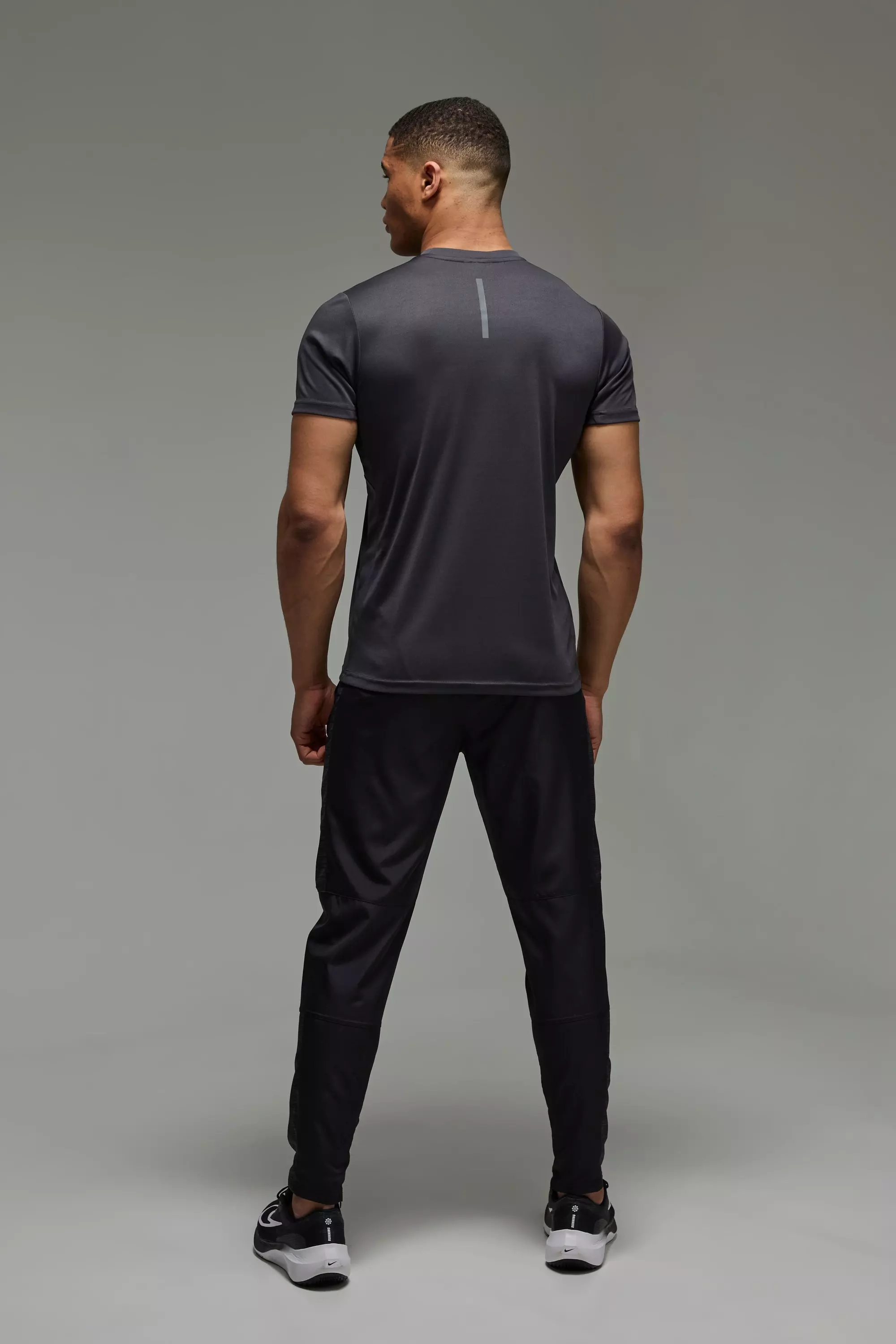 Charcoal Man Active Lightweight Regular Fit Gusset T-shirt alternative image