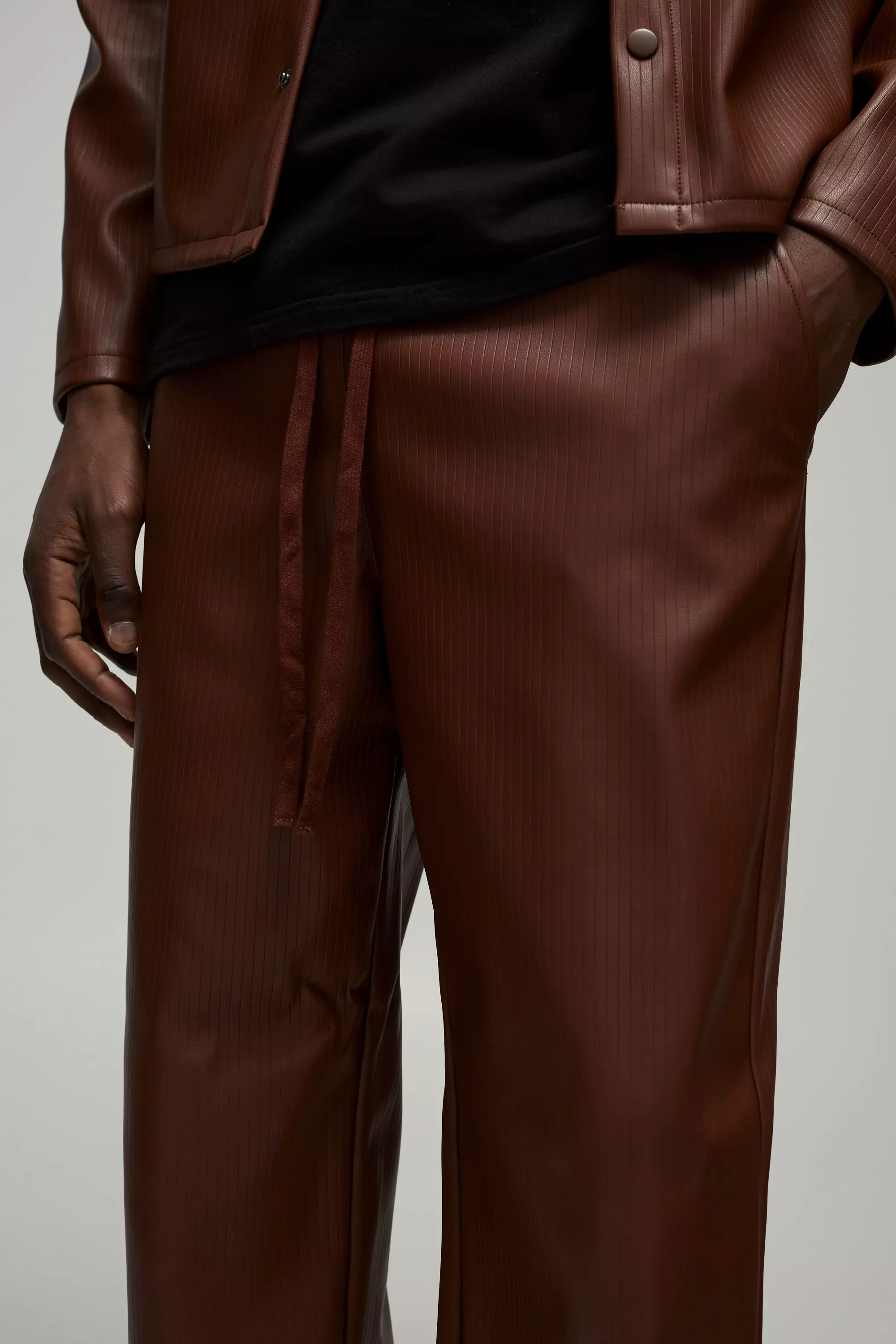 Chocolate Baggy PU Broek Met Elastische Taille En Reliëf alternatieve afbeelding
